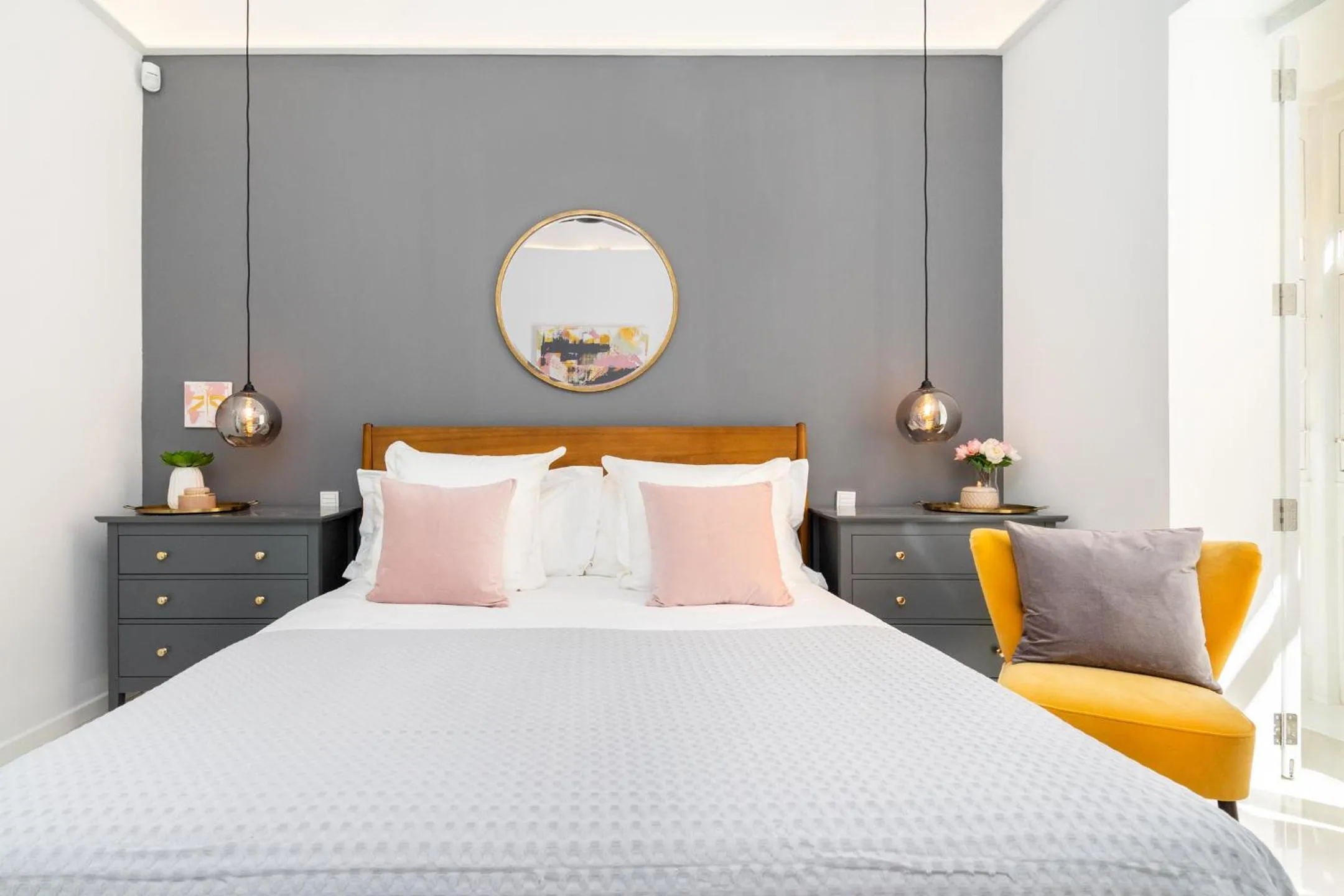 Bed in Amazing Art Deco Villa 150m to sea with Daily Housekeeping