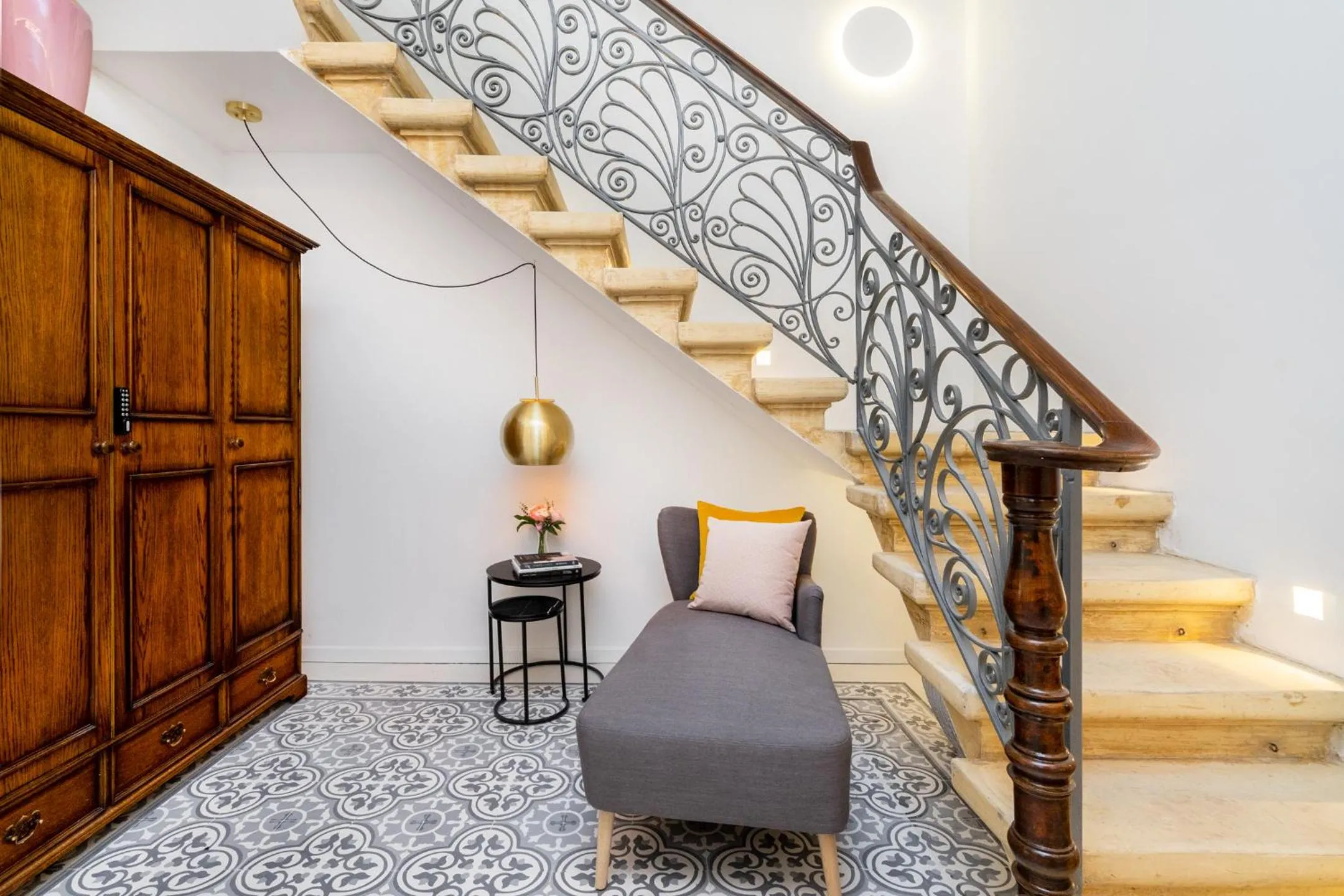 Lobby or reception in Amazing Art Deco Villa 150m to sea with Daily Housekeeping