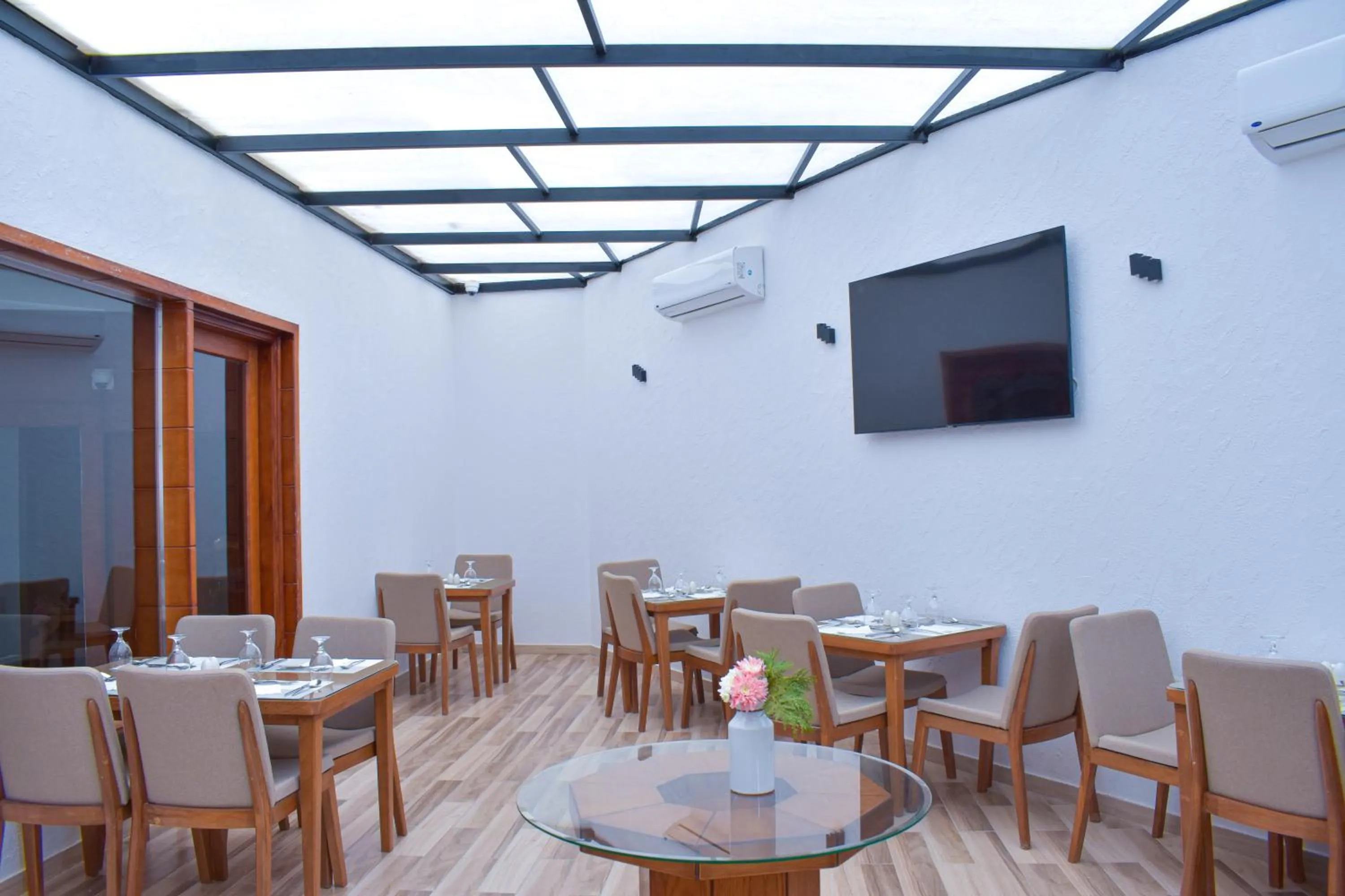 Restaurant/places to eat in Basma Executive Club