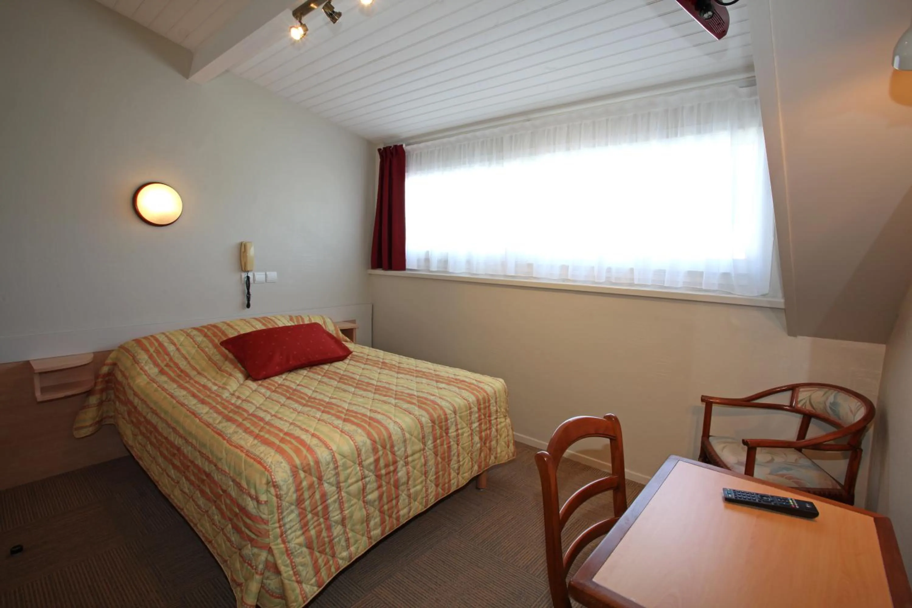 Bed in Au Primerose Hôtel