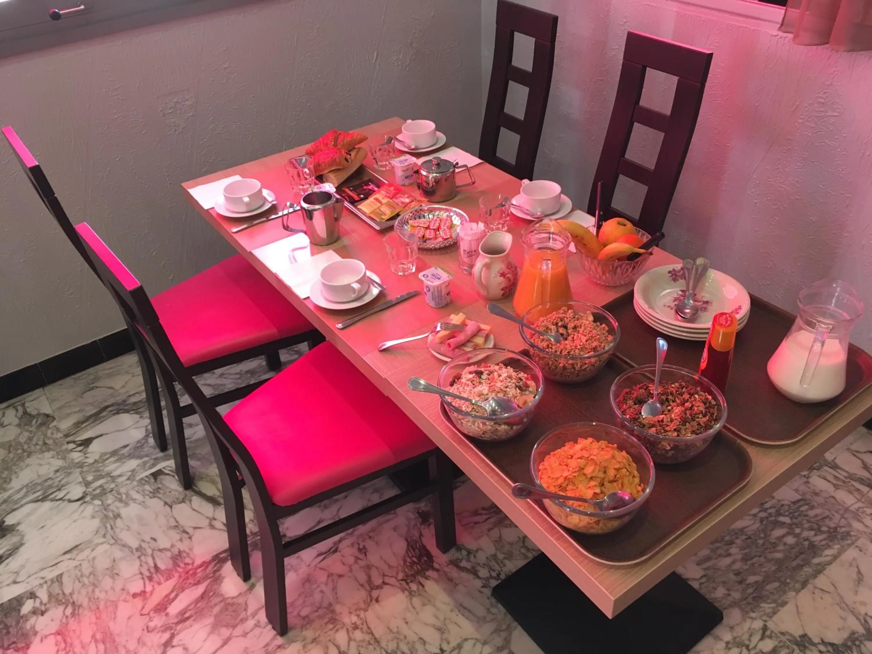 Breakfast in Au Primerose Hôtel