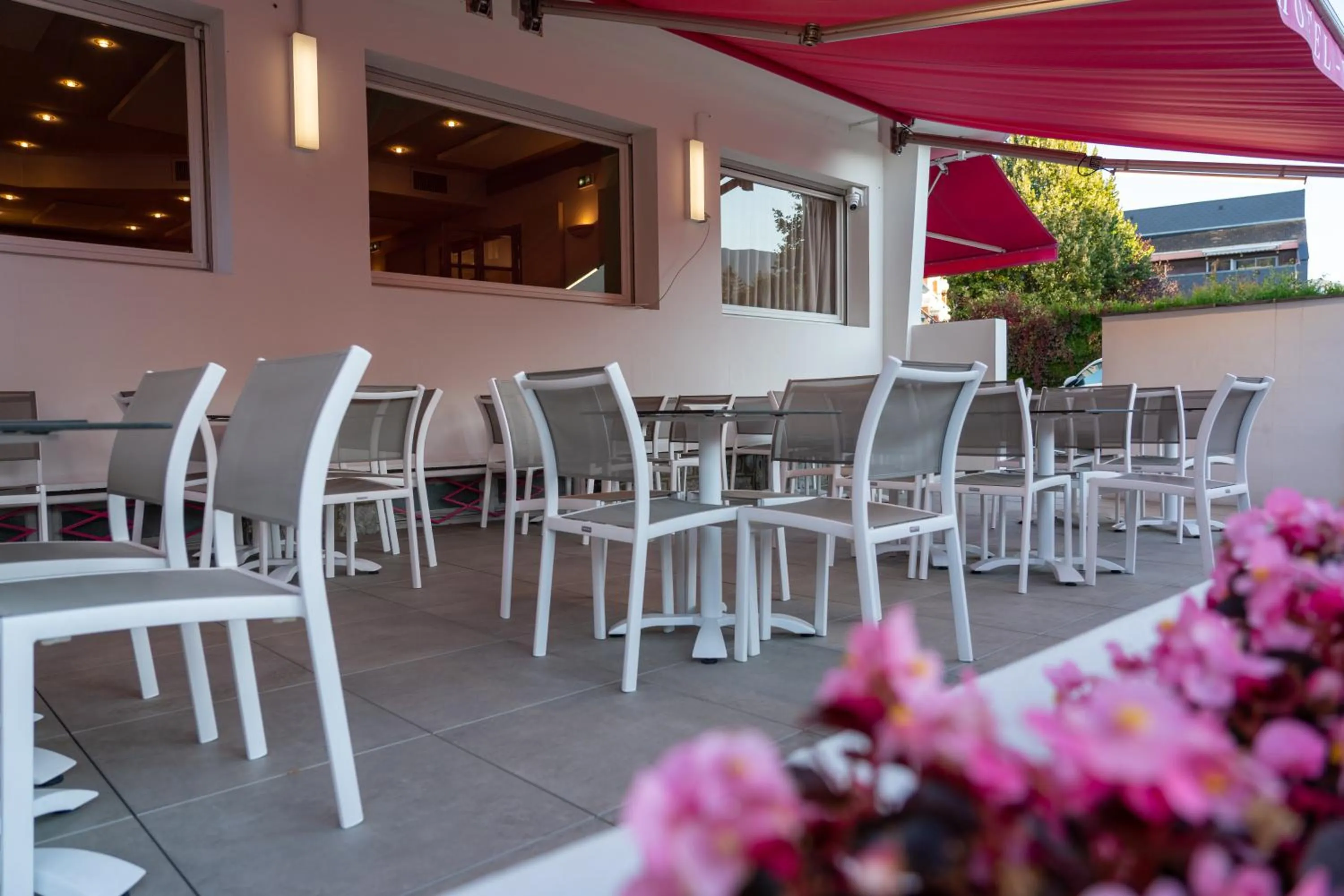 Patio in Au Primerose Hôtel