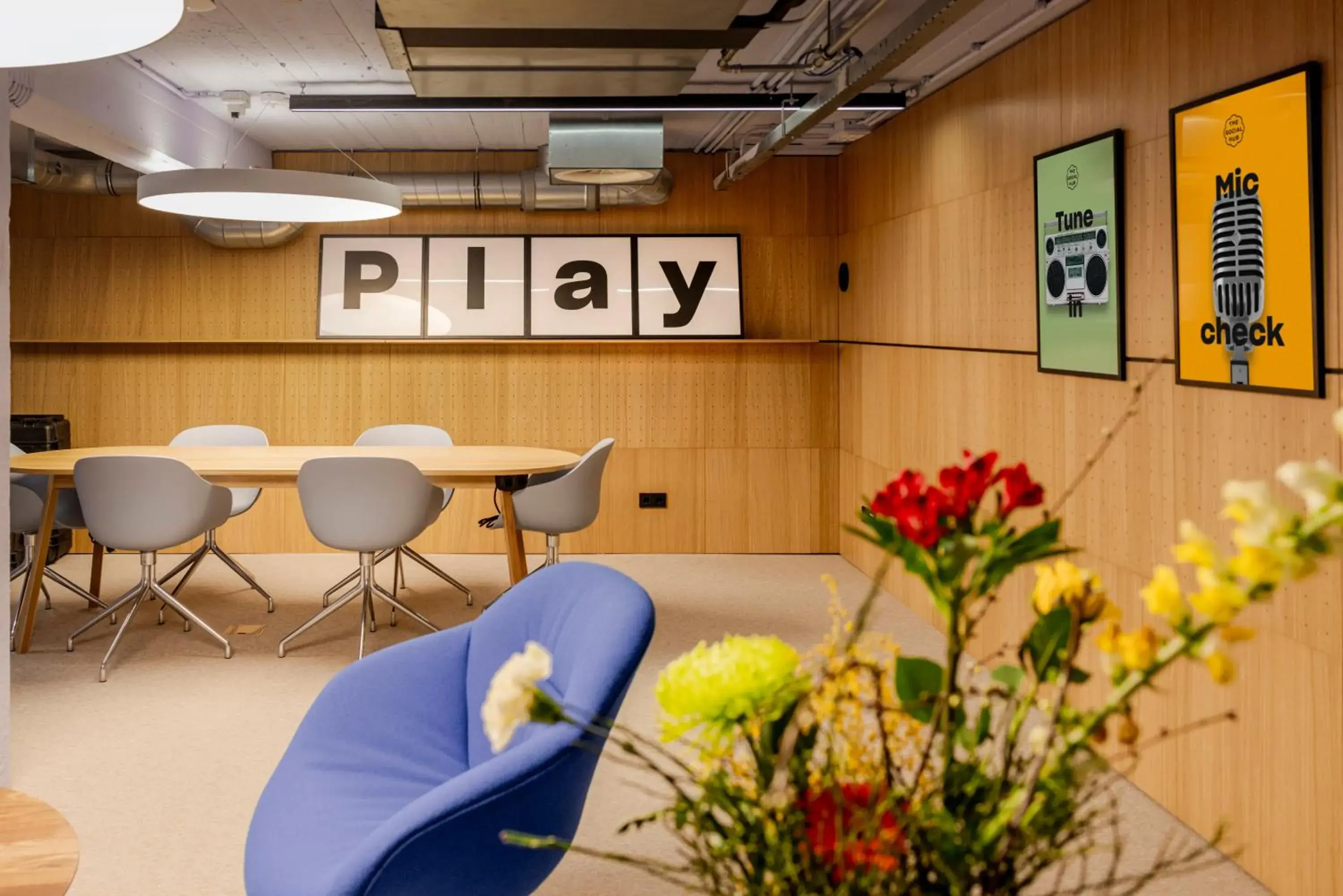 Meeting/conference room in The Social Hub Rotterdam Meeting/conference room in The Social Hub Rotterdam