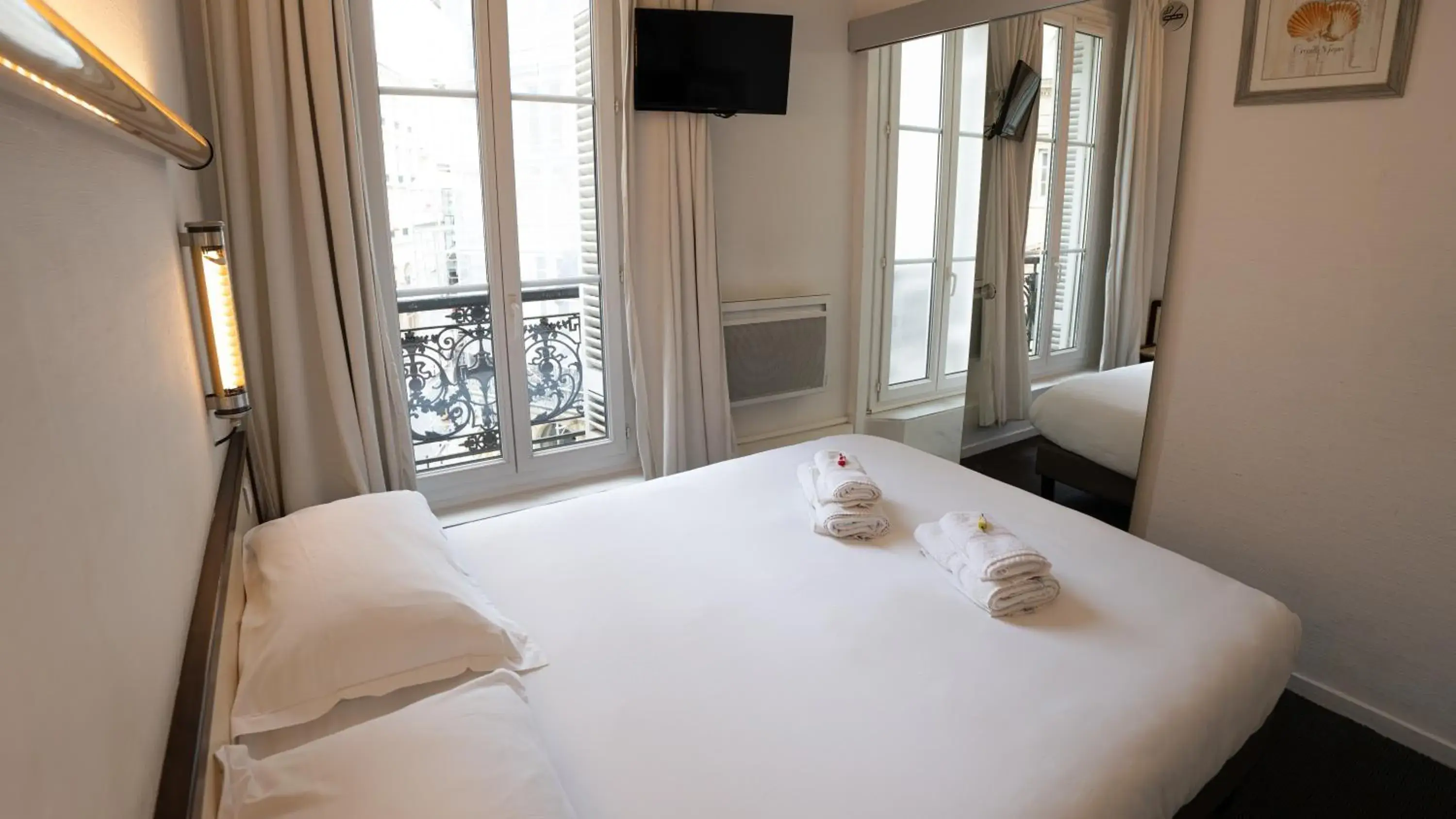 Bed in Hotel Des Grands Hommes - Bordeaux Centre Bed in Hotel Des Grands Hommes - Bordeaux Centre