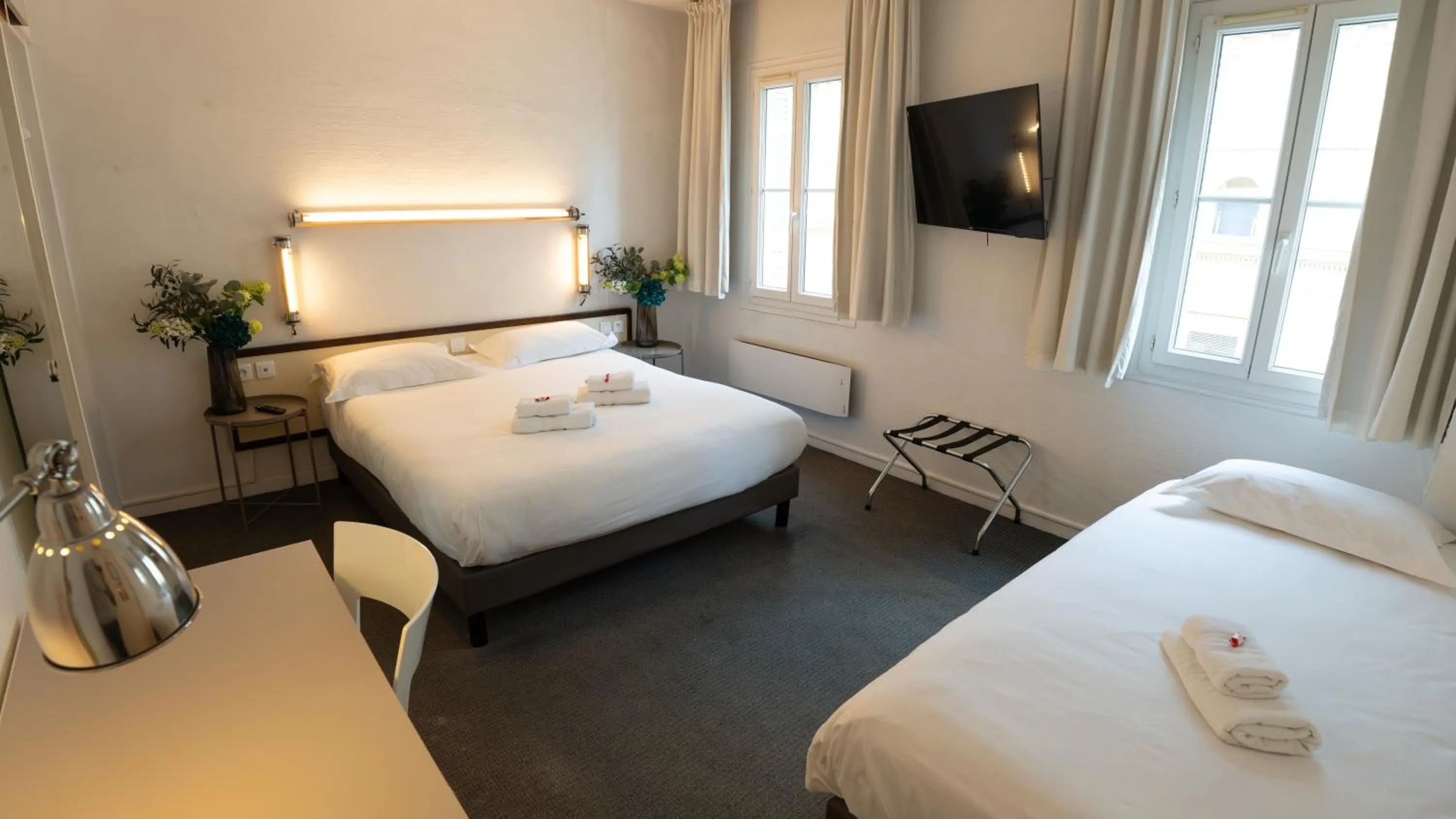 Bed in Hotel Des Grands Hommes - Bordeaux Centre