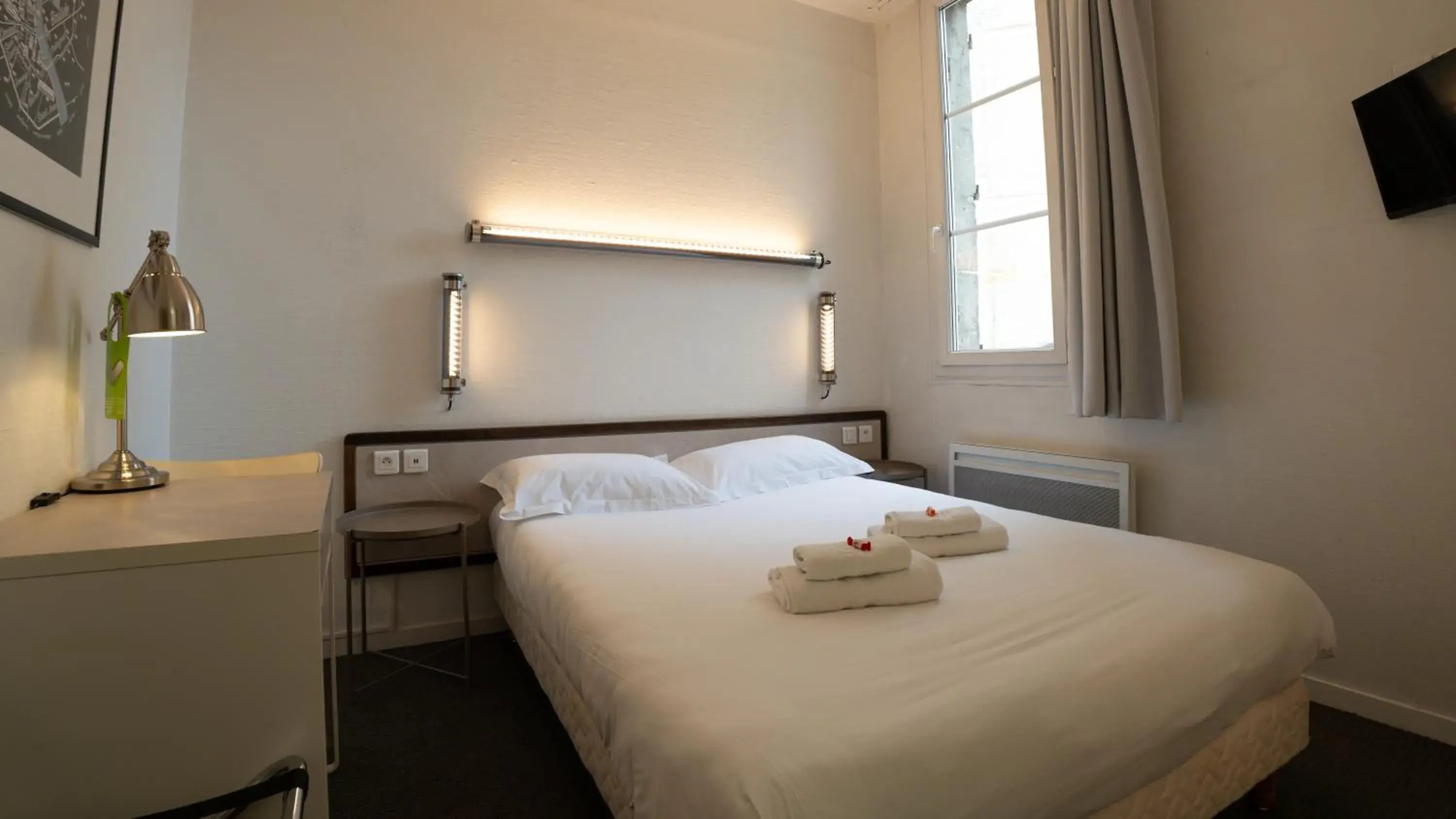 Bed in Hotel Des Grands Hommes - Bordeaux Centre Bed in Hotel Des Grands Hommes - Bordeaux Centre