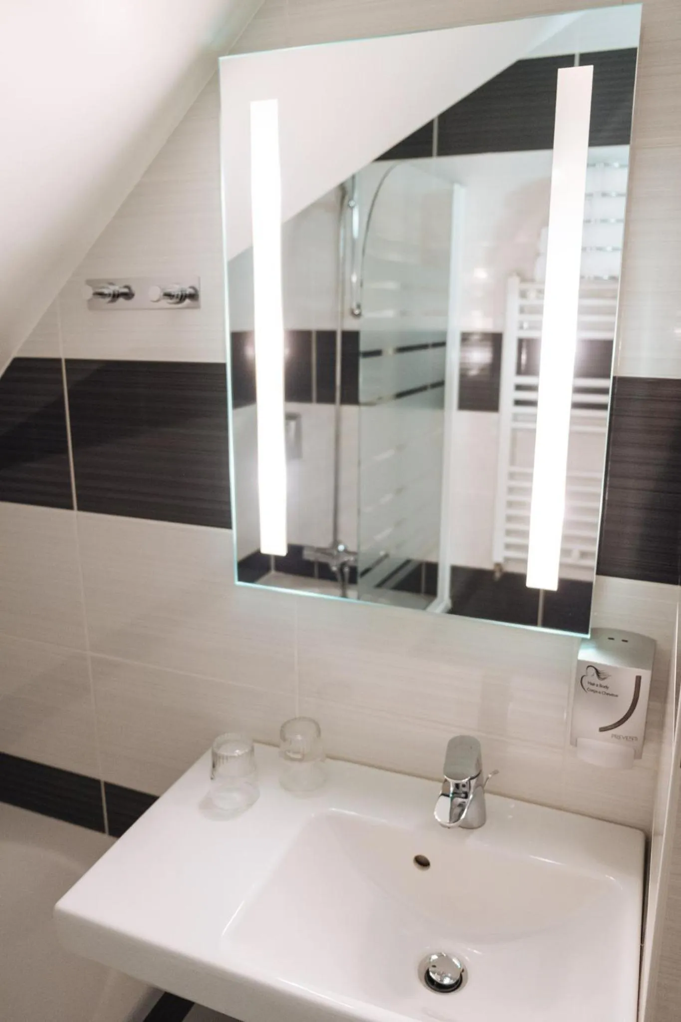 Shower in CITOTEL La Chaumière Roz-Aven