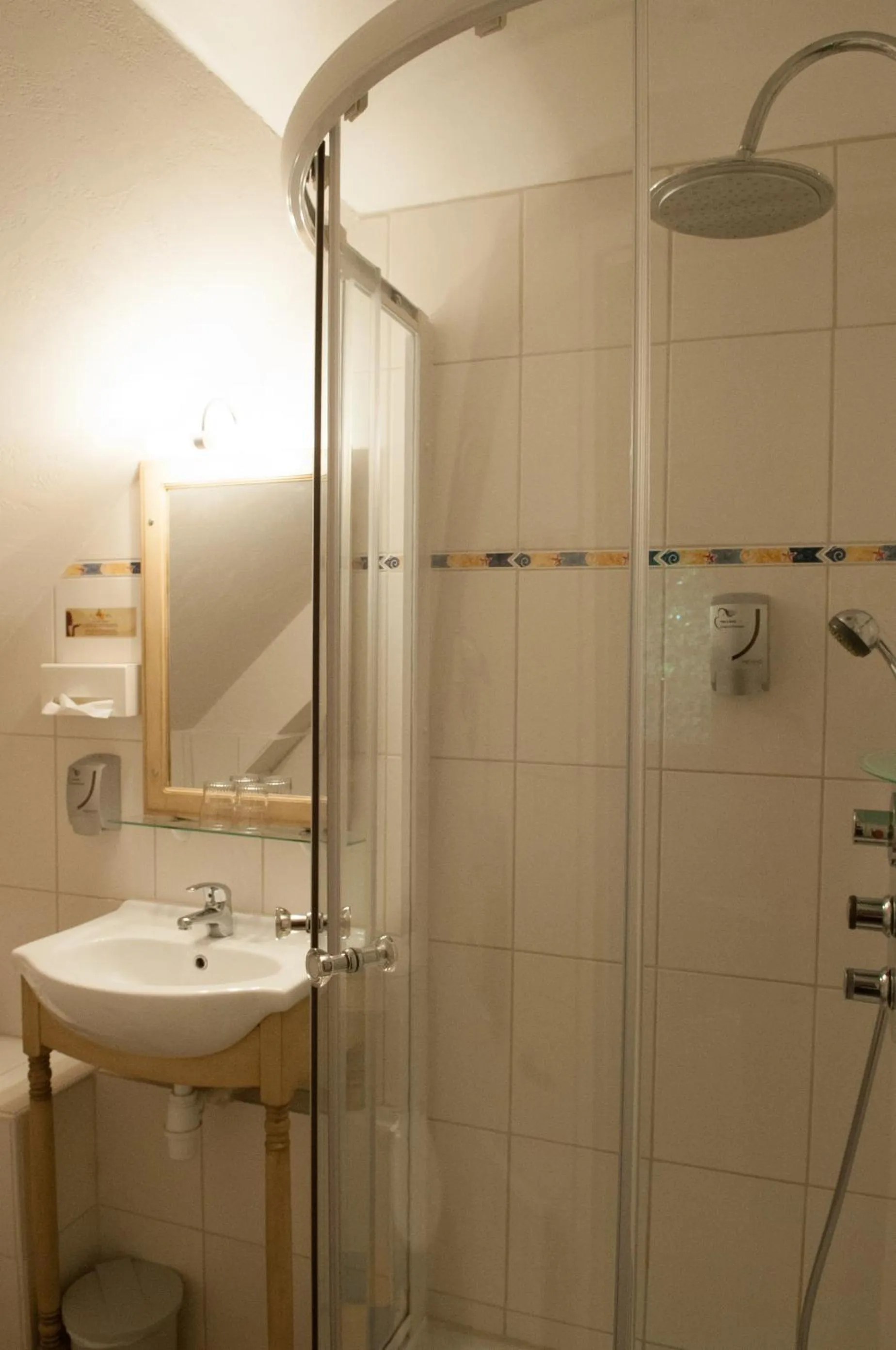 Shower in CITOTEL La Chaumière Roz-Aven