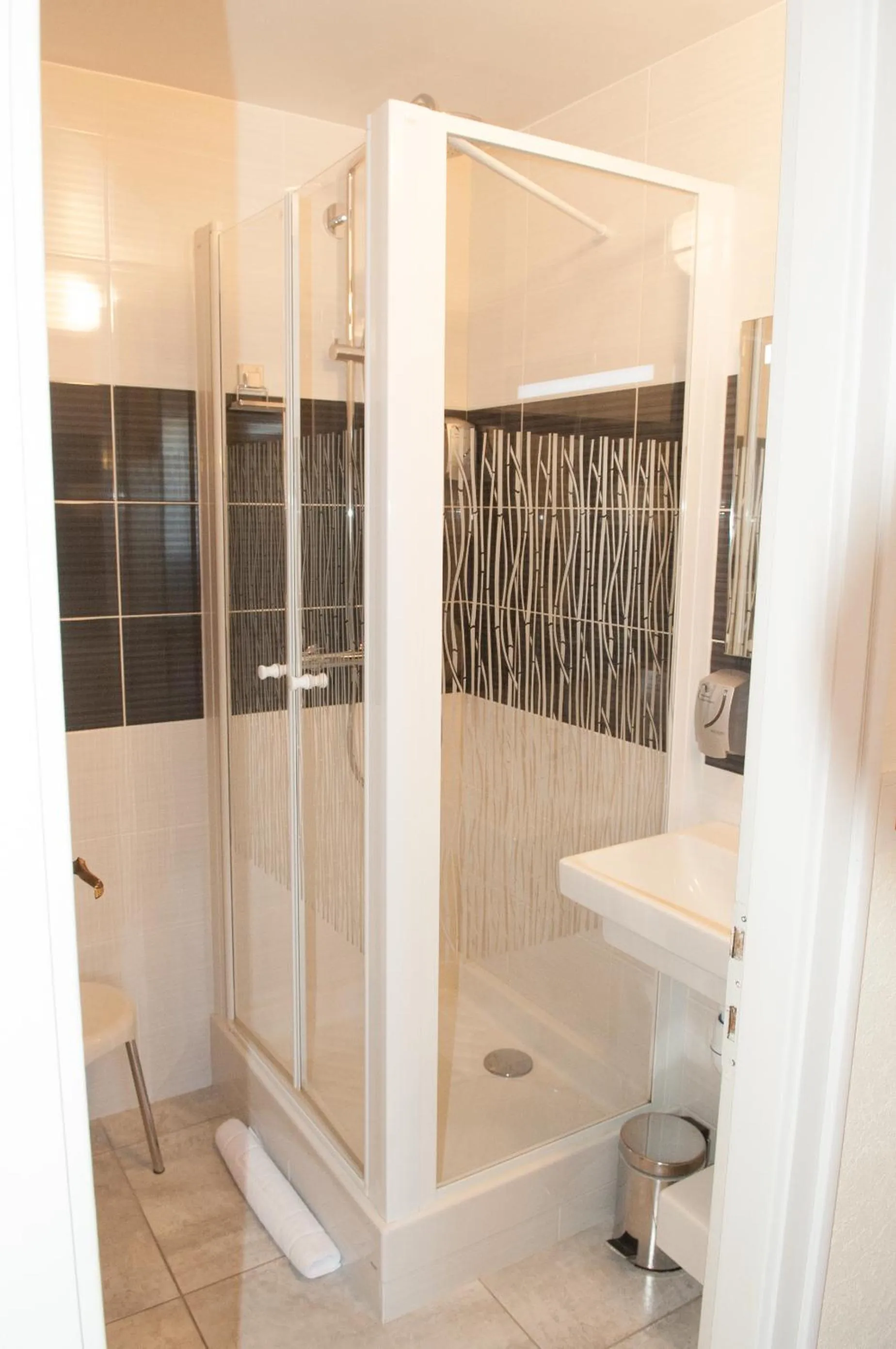 Shower in CITOTEL La Chaumière Roz-Aven