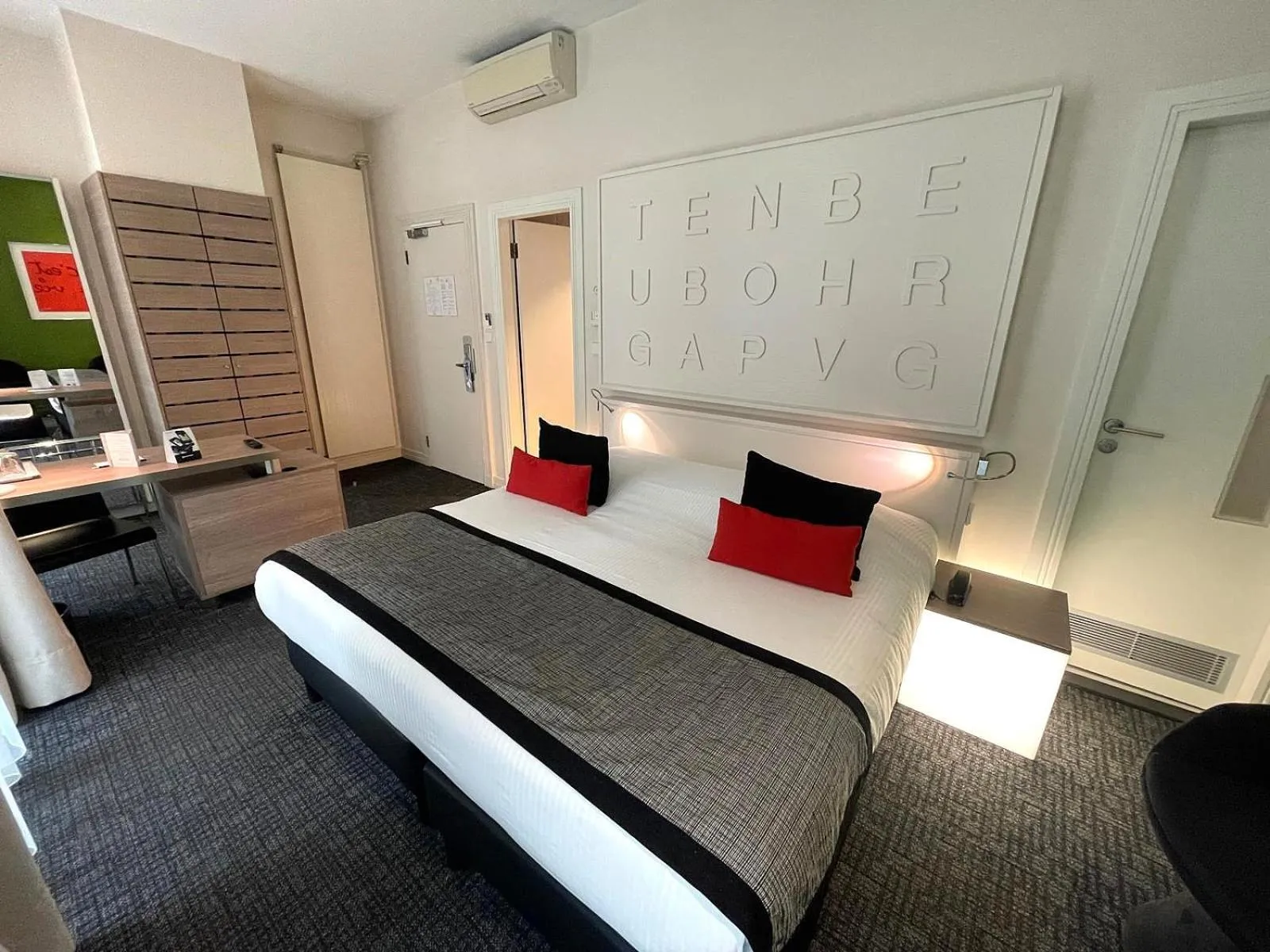 Photo of the whole room, Bed in Hôtel Gutenberg