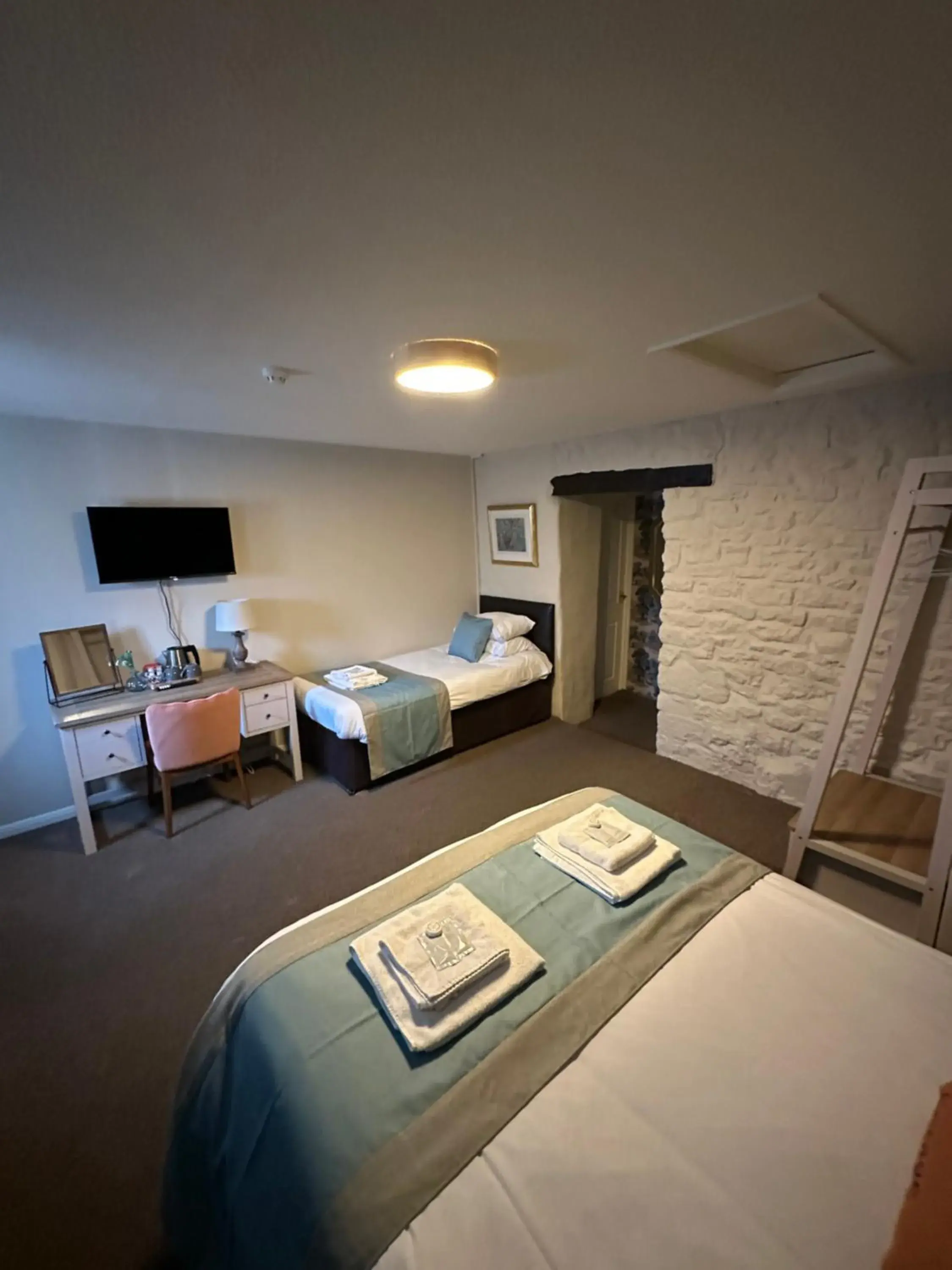 Double Room - single occupancy in Old George Hotel Double Room - single occupancy in Old George Hotel