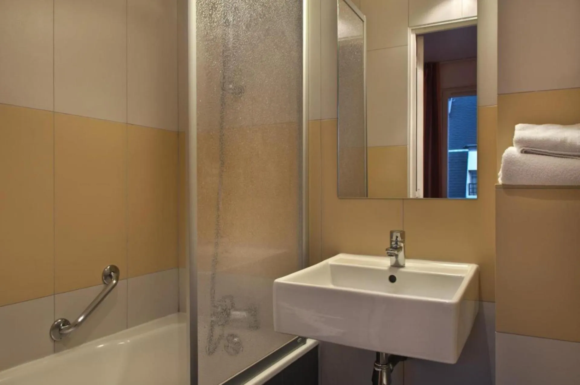 Shower in Louisa Hotel Paris