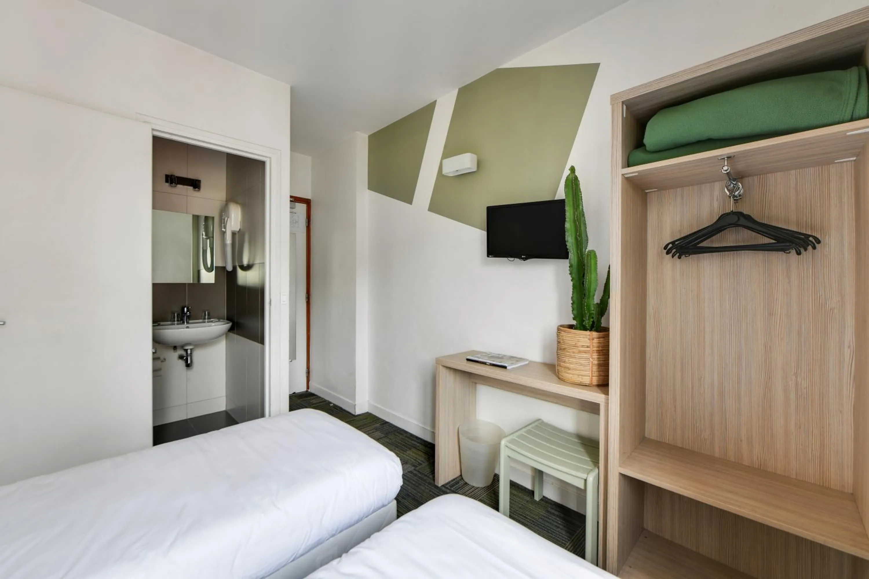 Photo of the whole room, Bed in Louisa Hotel Paris