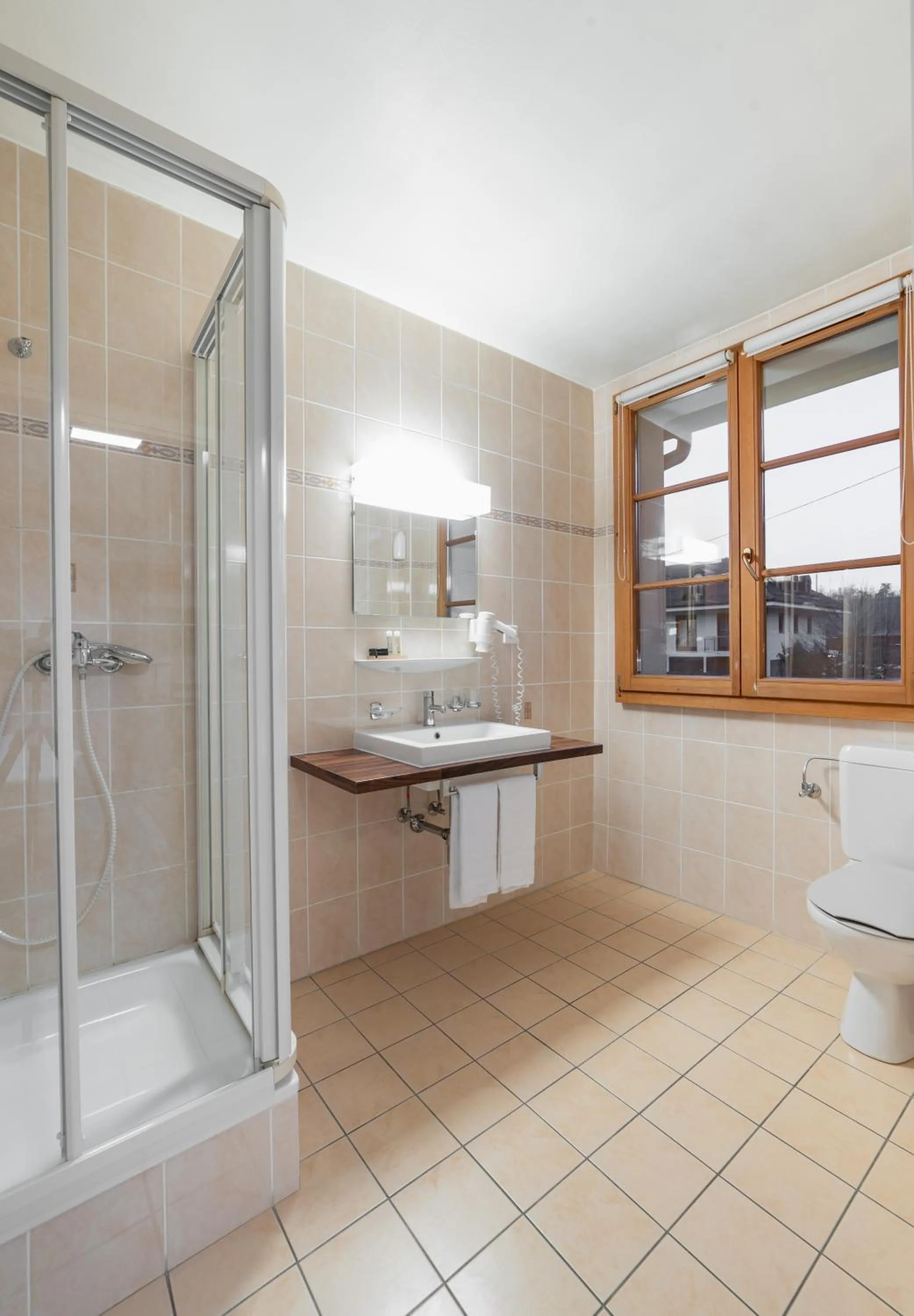 Shower in Hotel Restaurant Kutchi