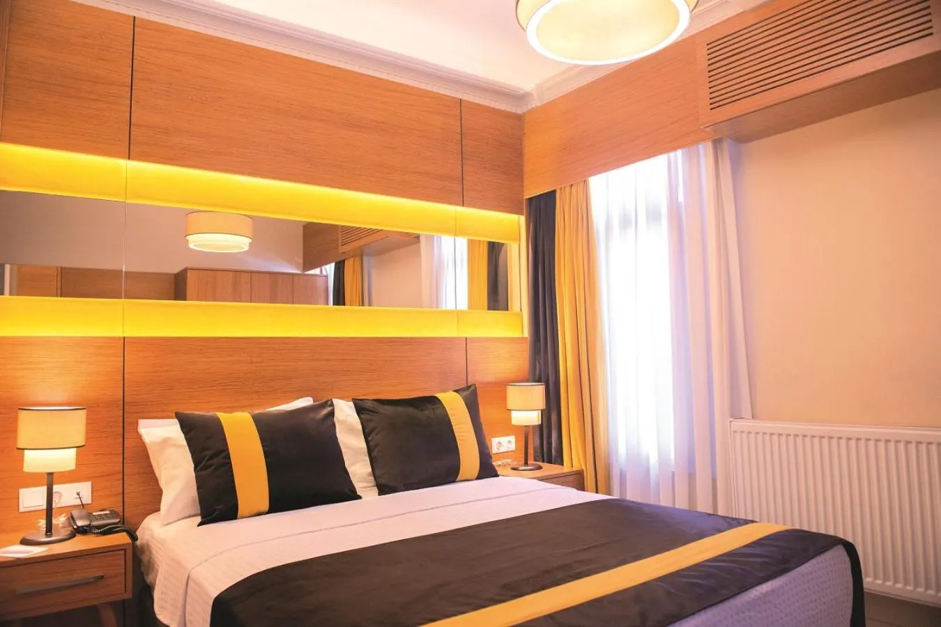 Bed in KARAMANS SİRKECİ SUİTES HOTEL