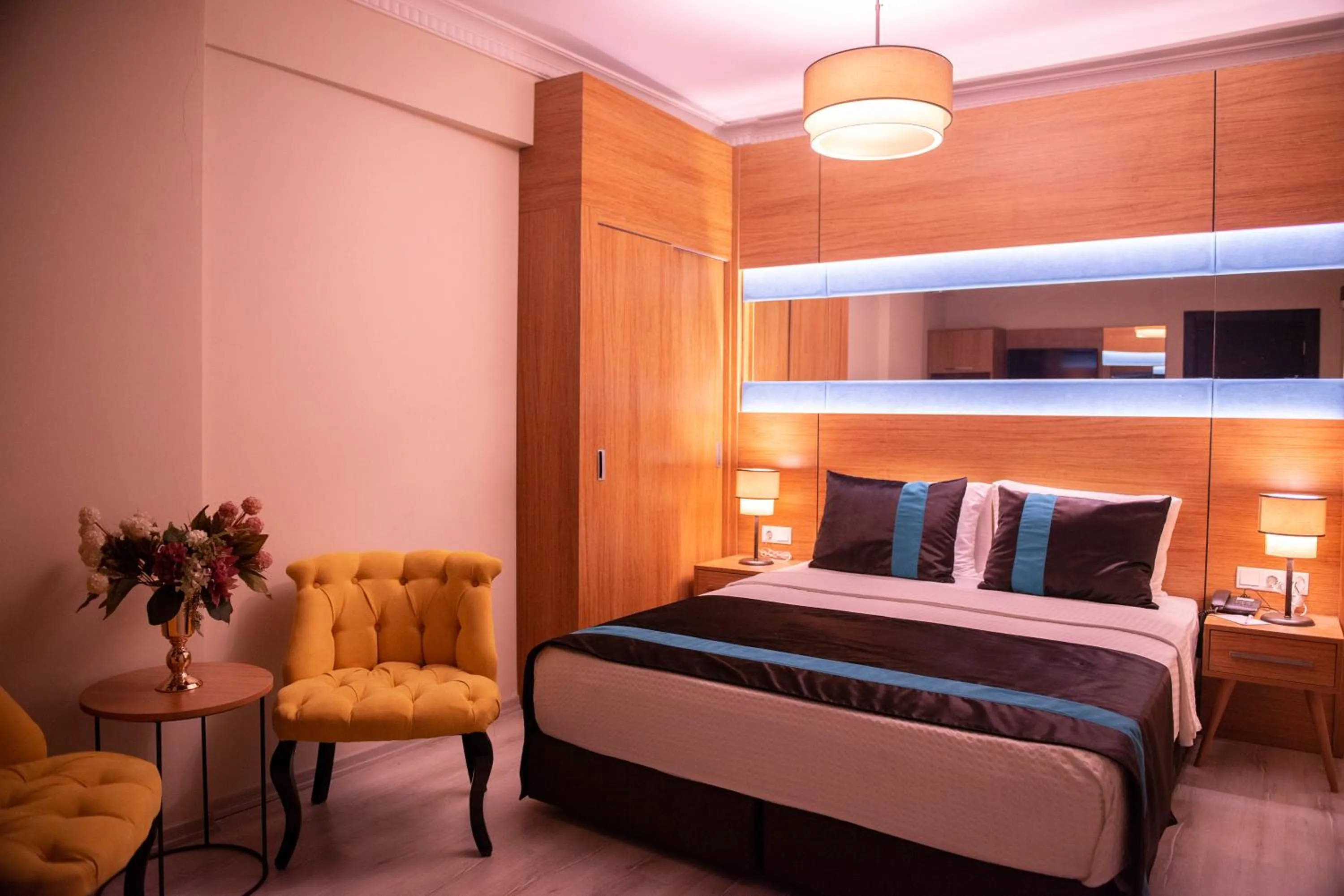 Bed in KARAMANS SİRKECİ SUİTES HOTEL