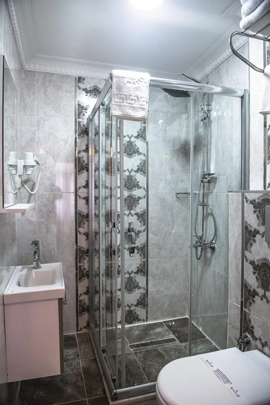 Shower in KARAMANS SİRKECİ SUİTES HOTEL