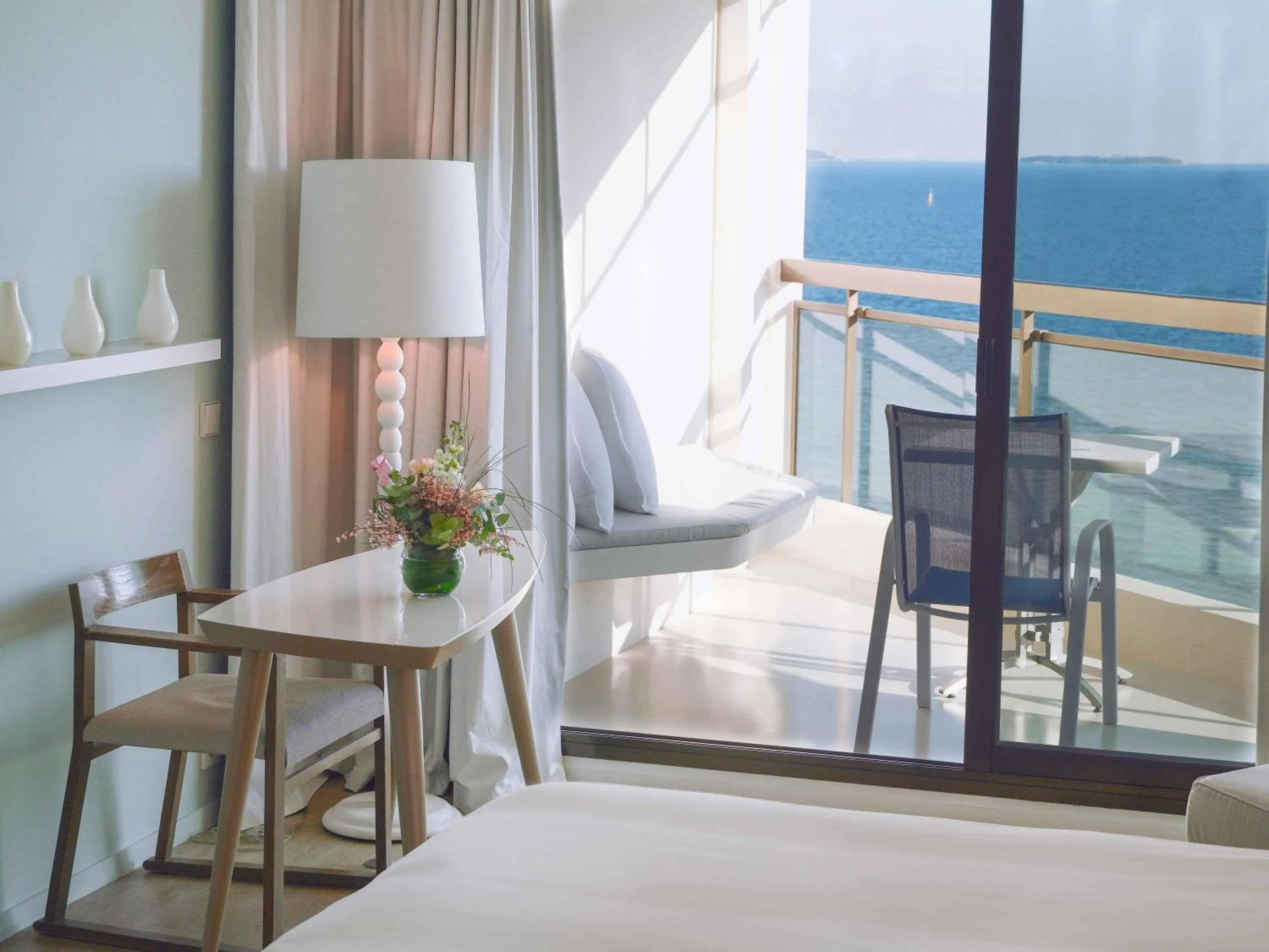 Bedroom, Bed in Pullman Cannes Mandelieu