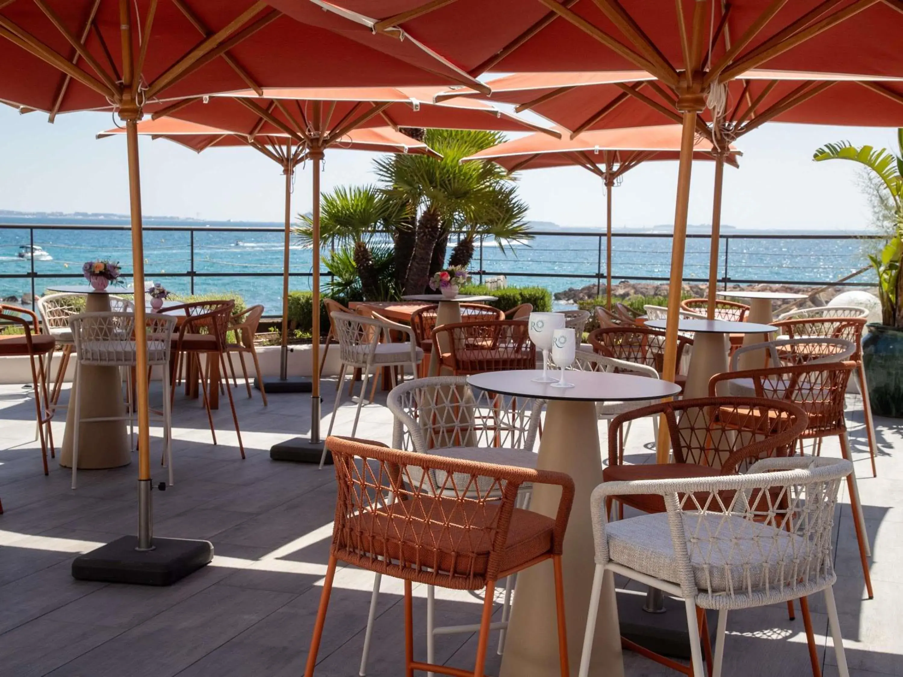 Lounge or bar in Pullman Cannes Mandelieu Lounge or bar in Pullman Cannes Mandelieu