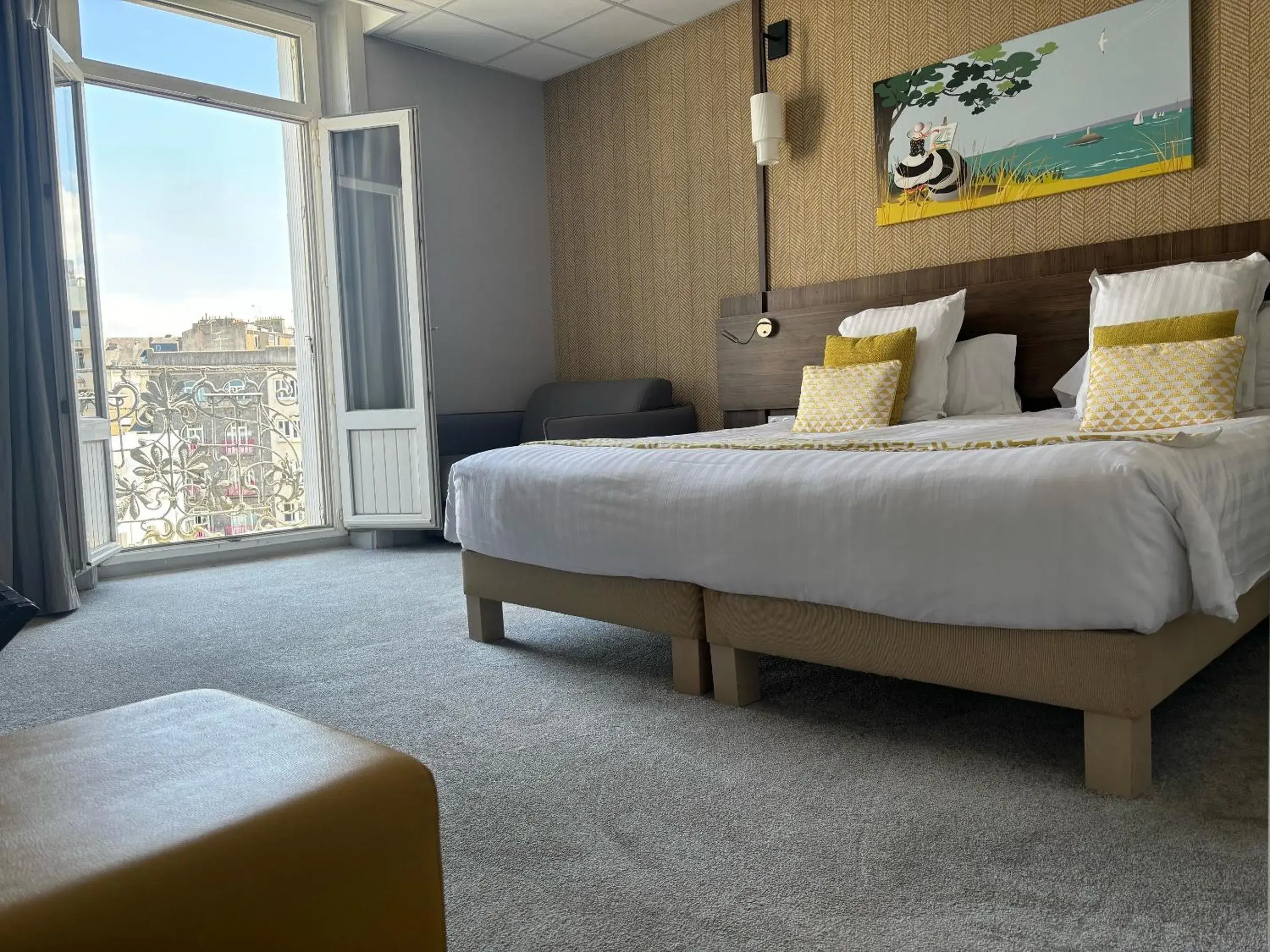 Property building, Bed in Best Western Le Duguesclin Hôtel-Restaurant Property building, Bed in Best Western Le Duguesclin Hôtel-Restaurant