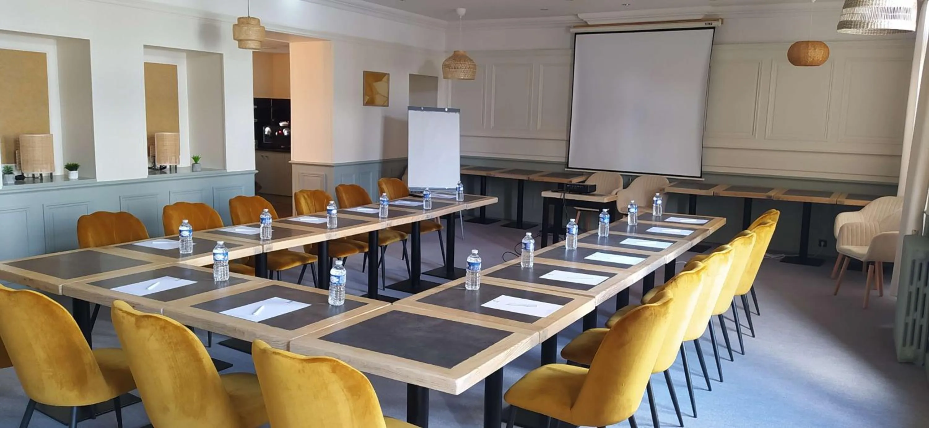 Meeting/conference room in Best Western Le Duguesclin Hôtel-Restaurant
