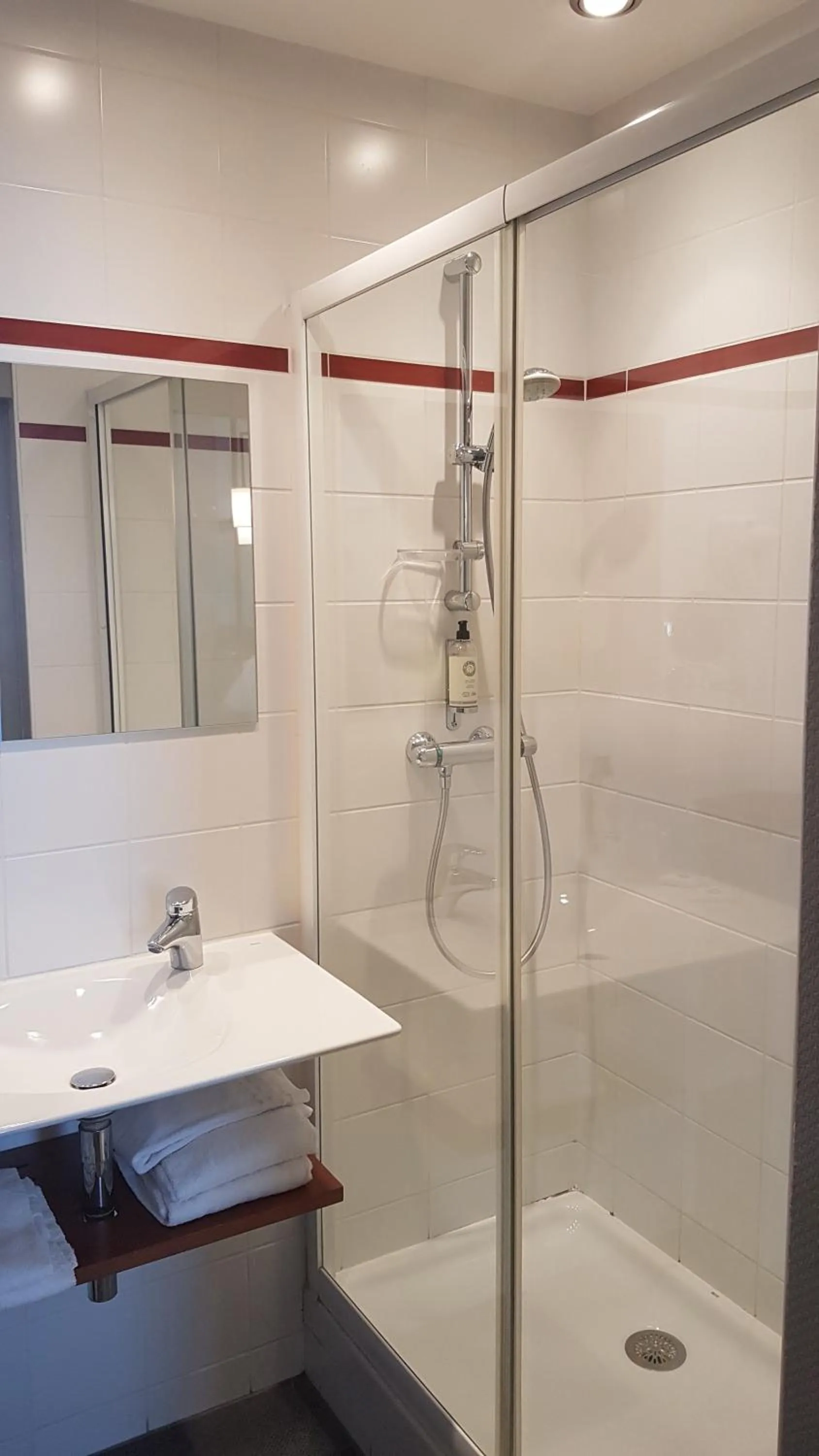 Bathroom in Best Western Le Duguesclin Hôtel-Restaurant