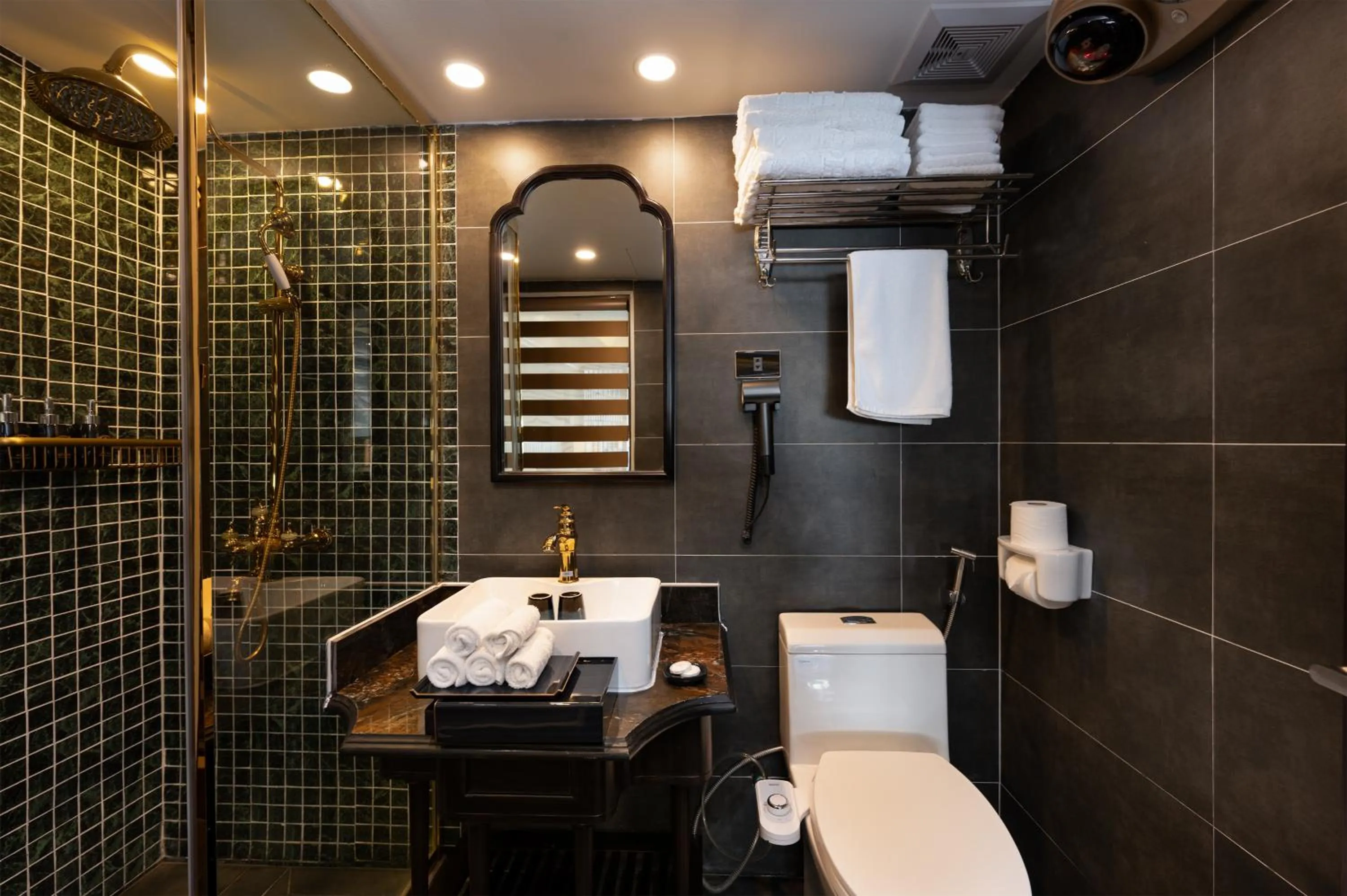 Bathroom in Sapa Horizon Hotel & Skybar