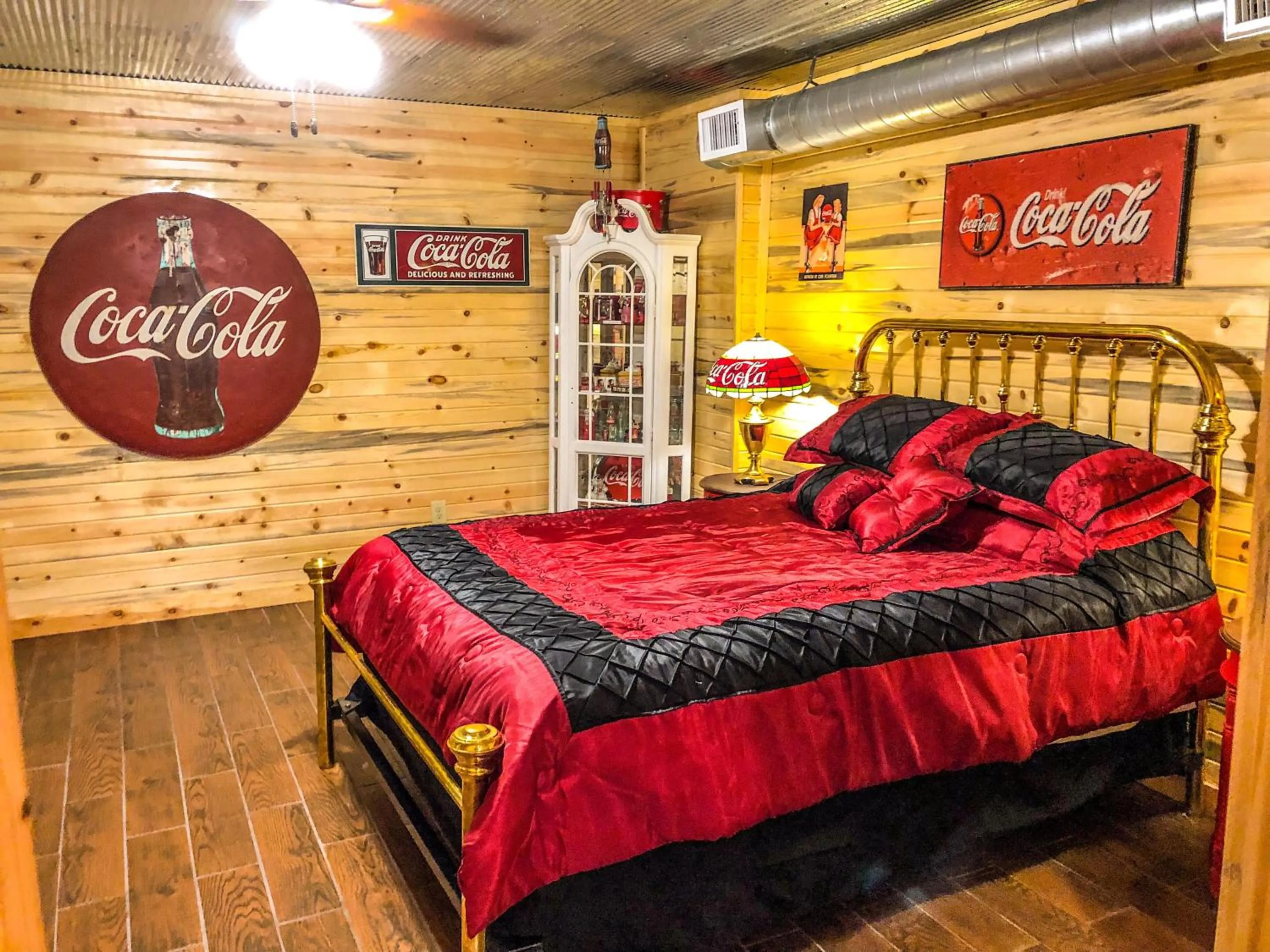 Bed in Samantha's Timber Inn