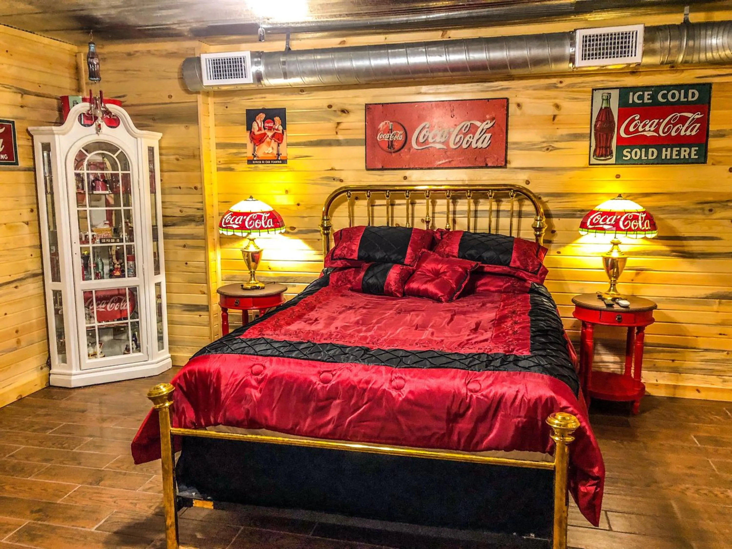 Bed in Samantha's Timber Inn