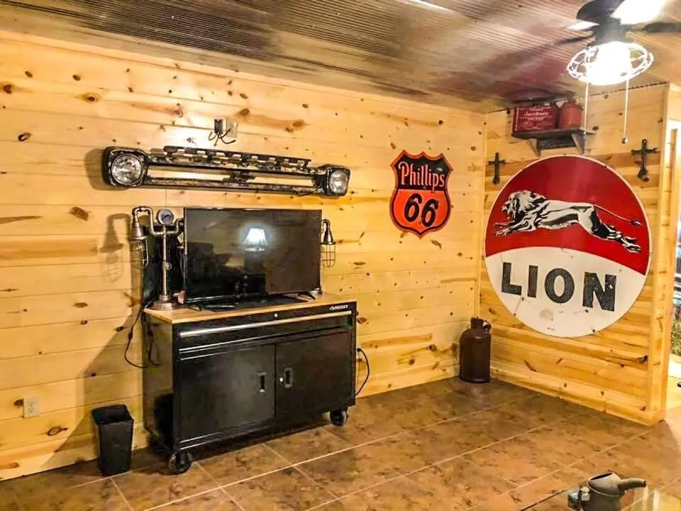 Samantha's Timber Inn