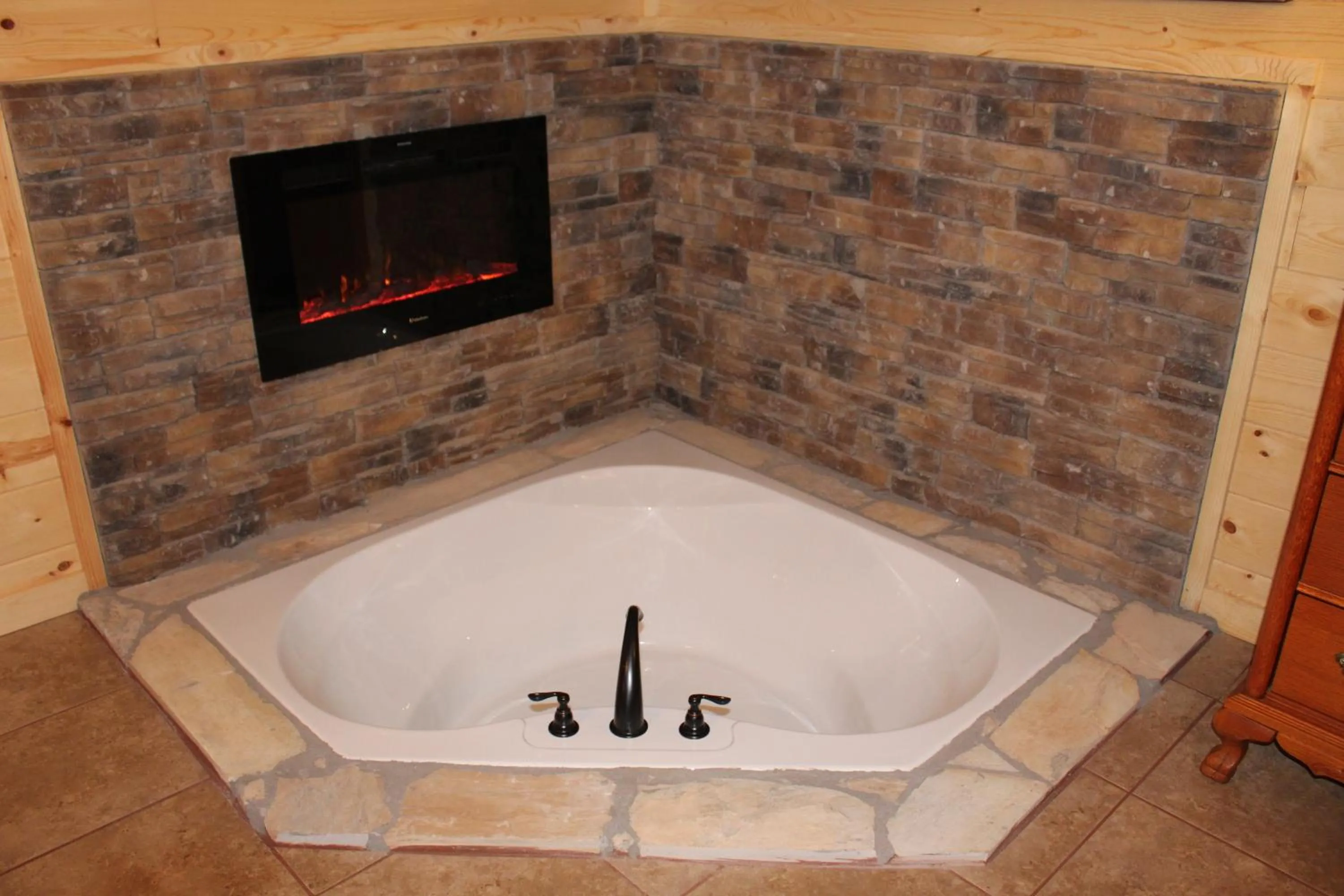 Bath in Samantha's Timber Inn