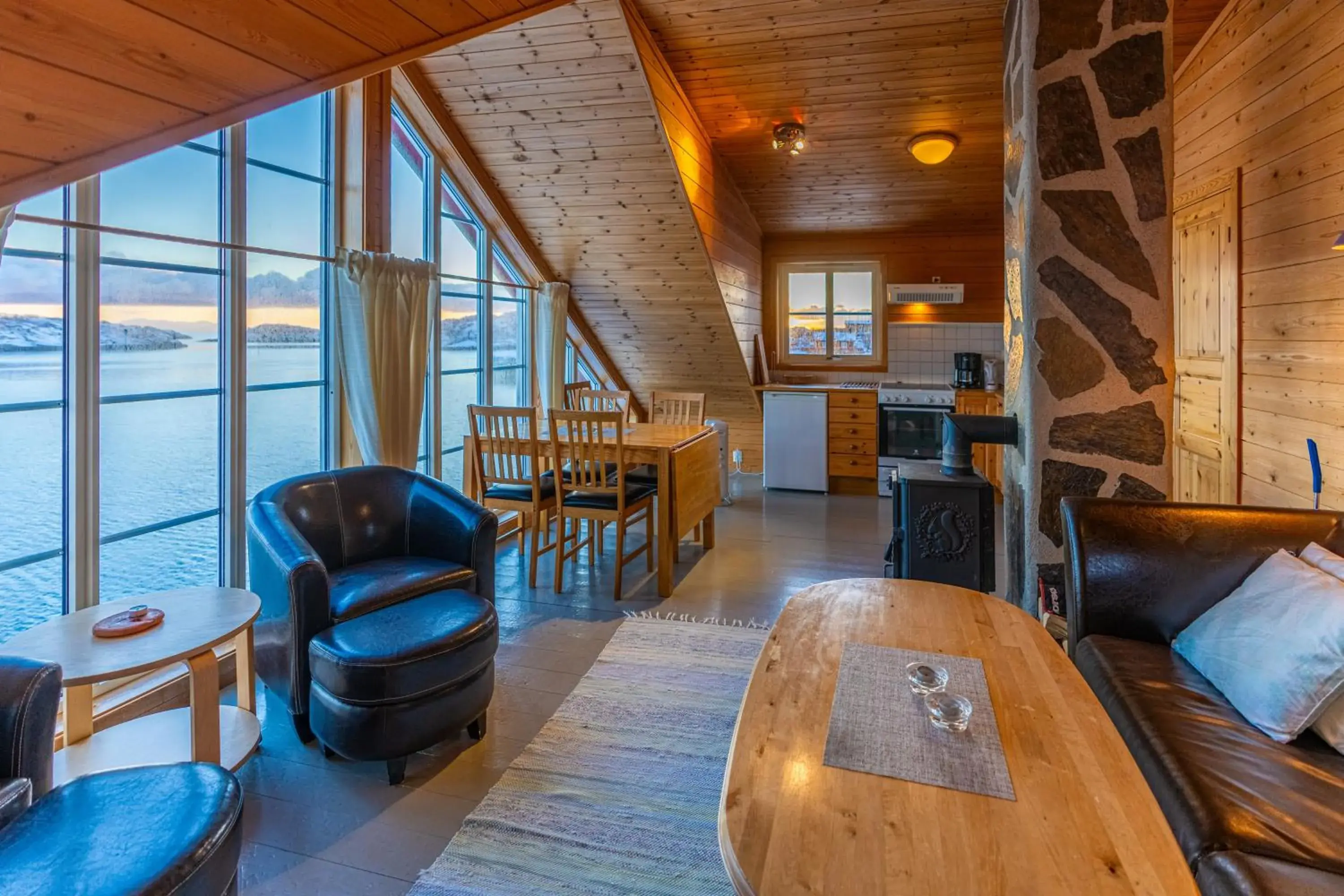 Rorbu Suite with Sea View- 2 Bedroom and 2 Bathroom in Henningsvær Rorbuer Rorbu Suite with Sea View- 2 Bedroom and 2 Bathroom in Henningsvær Rorbuer