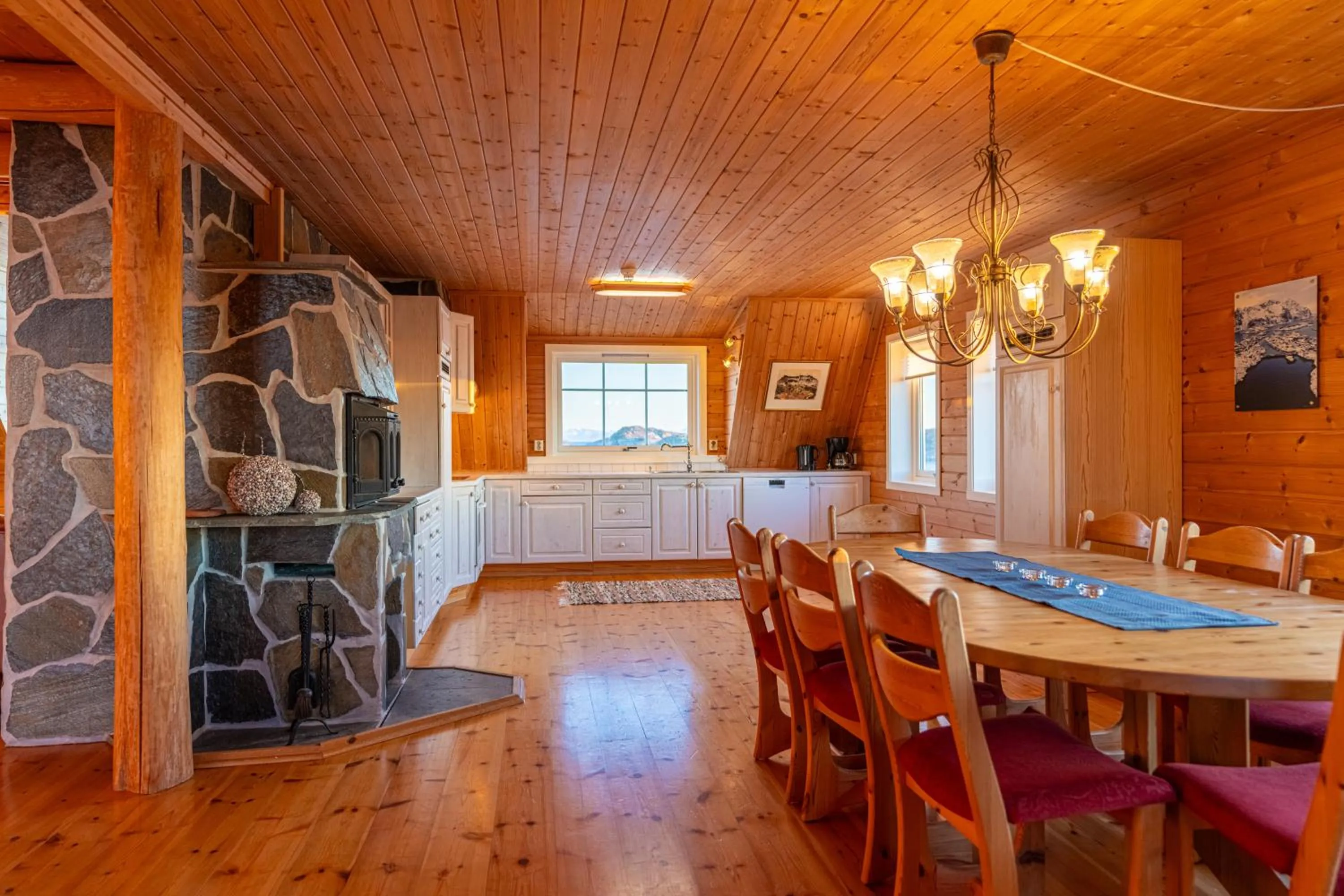 Dining area in Henningsvær Rorbuer