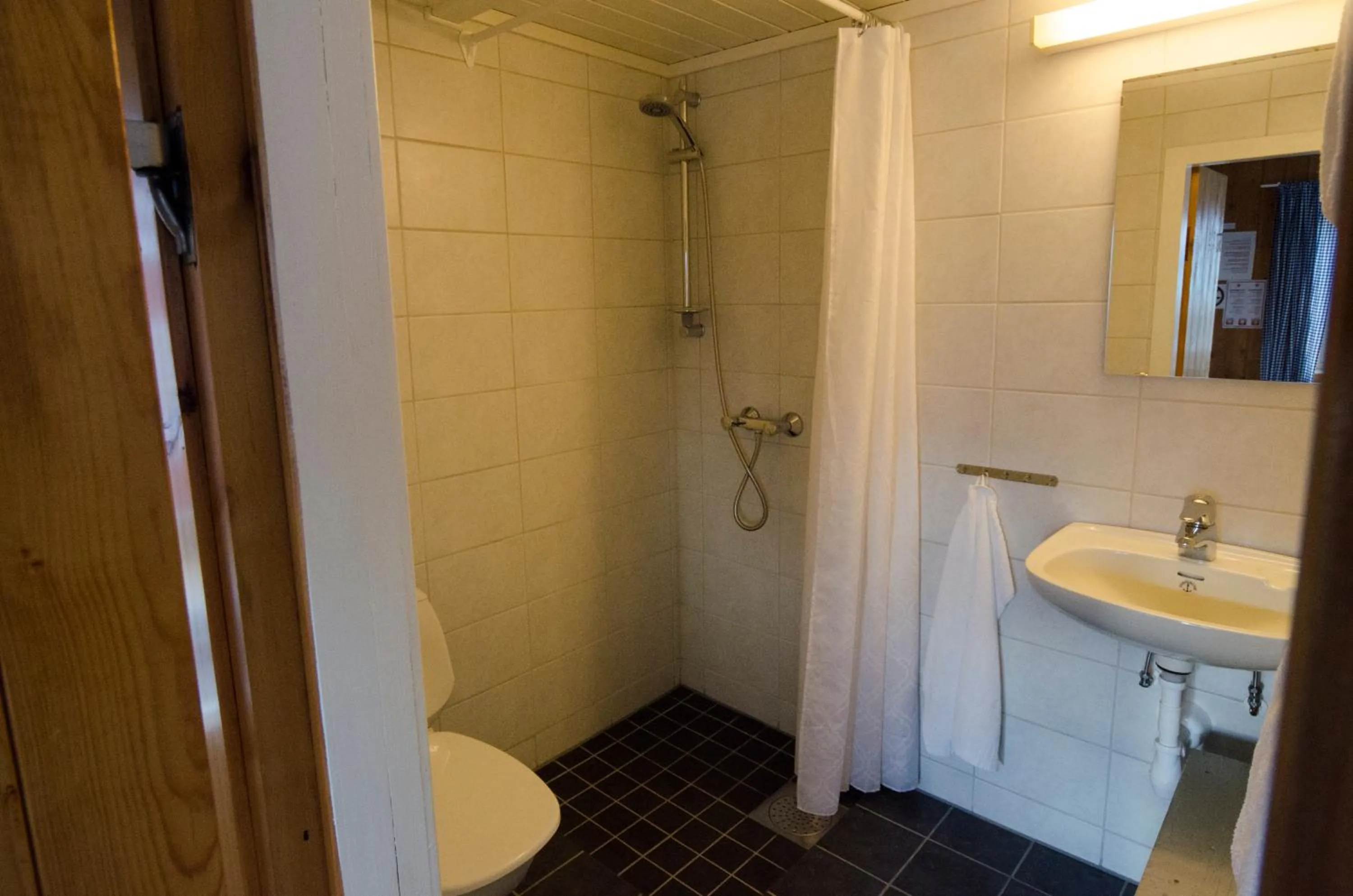 Shower in Henningsvær Rorbuer