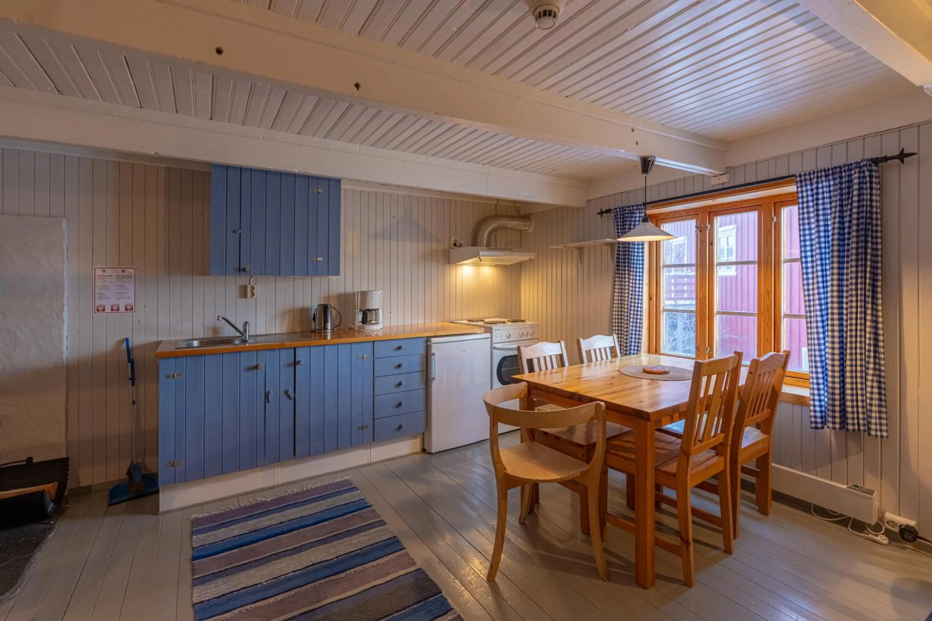 Kitchen or kitchenette in Henningsvær Rorbuer