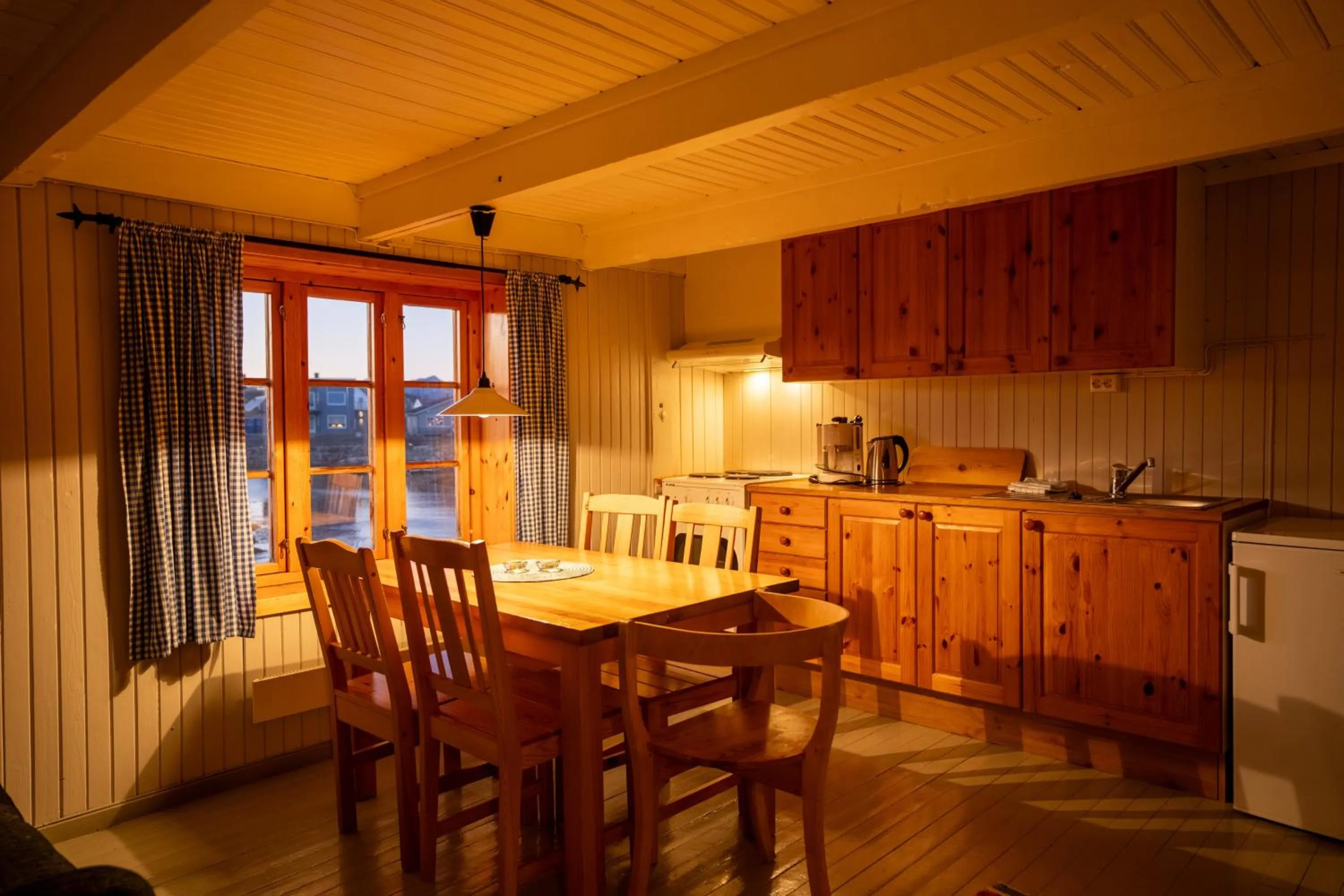 Kitchen or kitchenette in Henningsvær Rorbuer