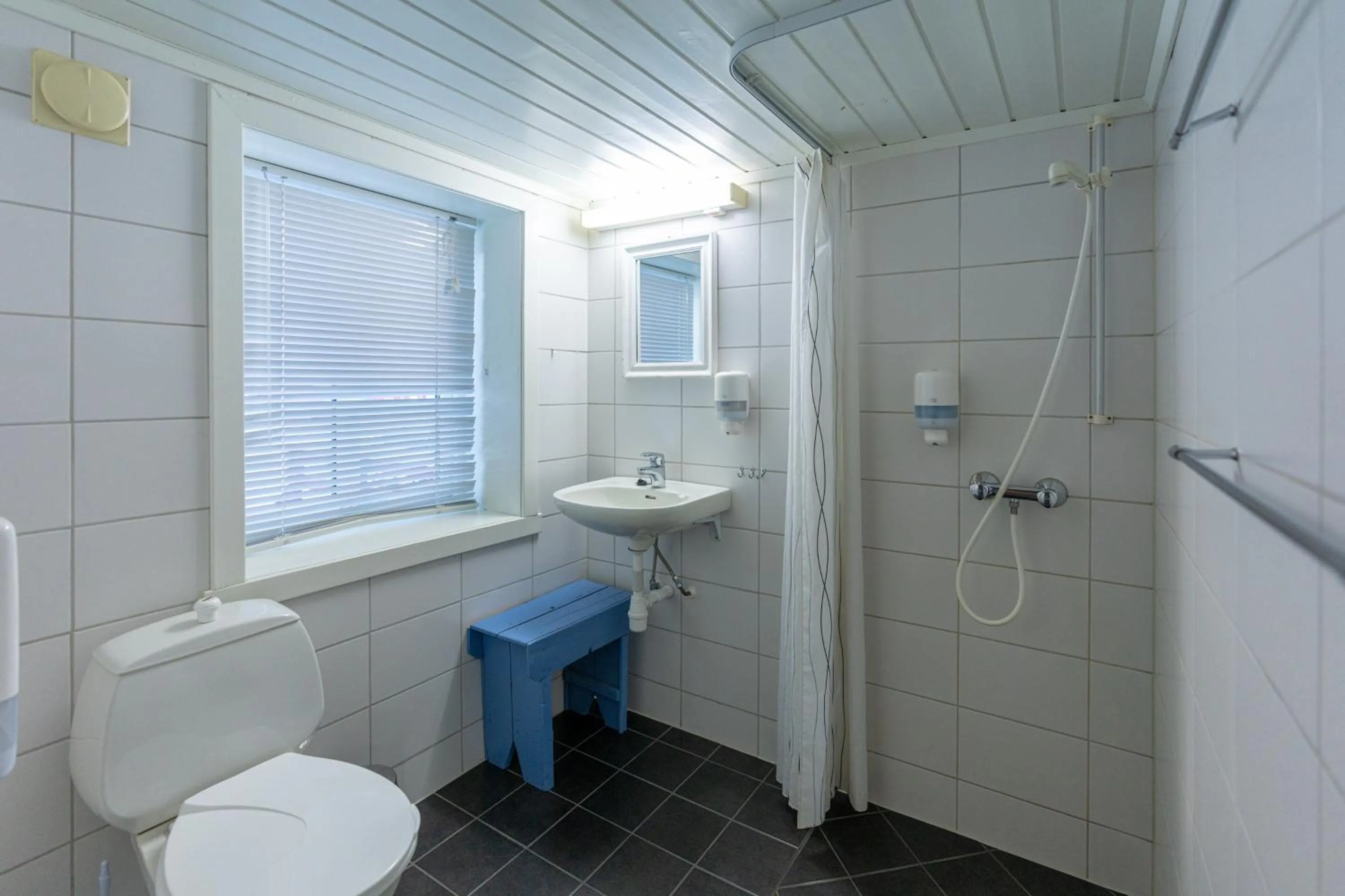 Shower in Henningsvær Rorbuer