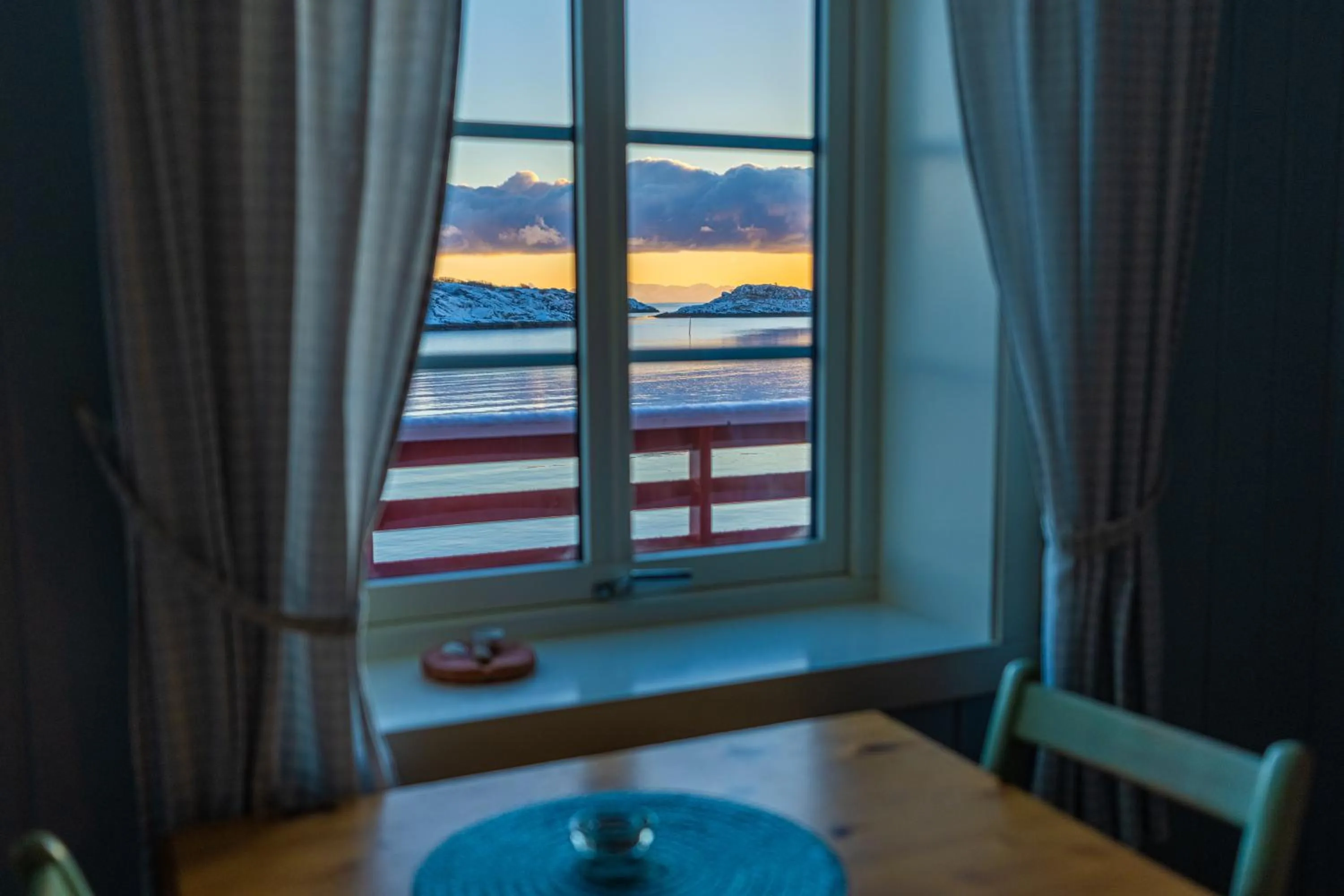 Dining area in Henningsvær Rorbuer