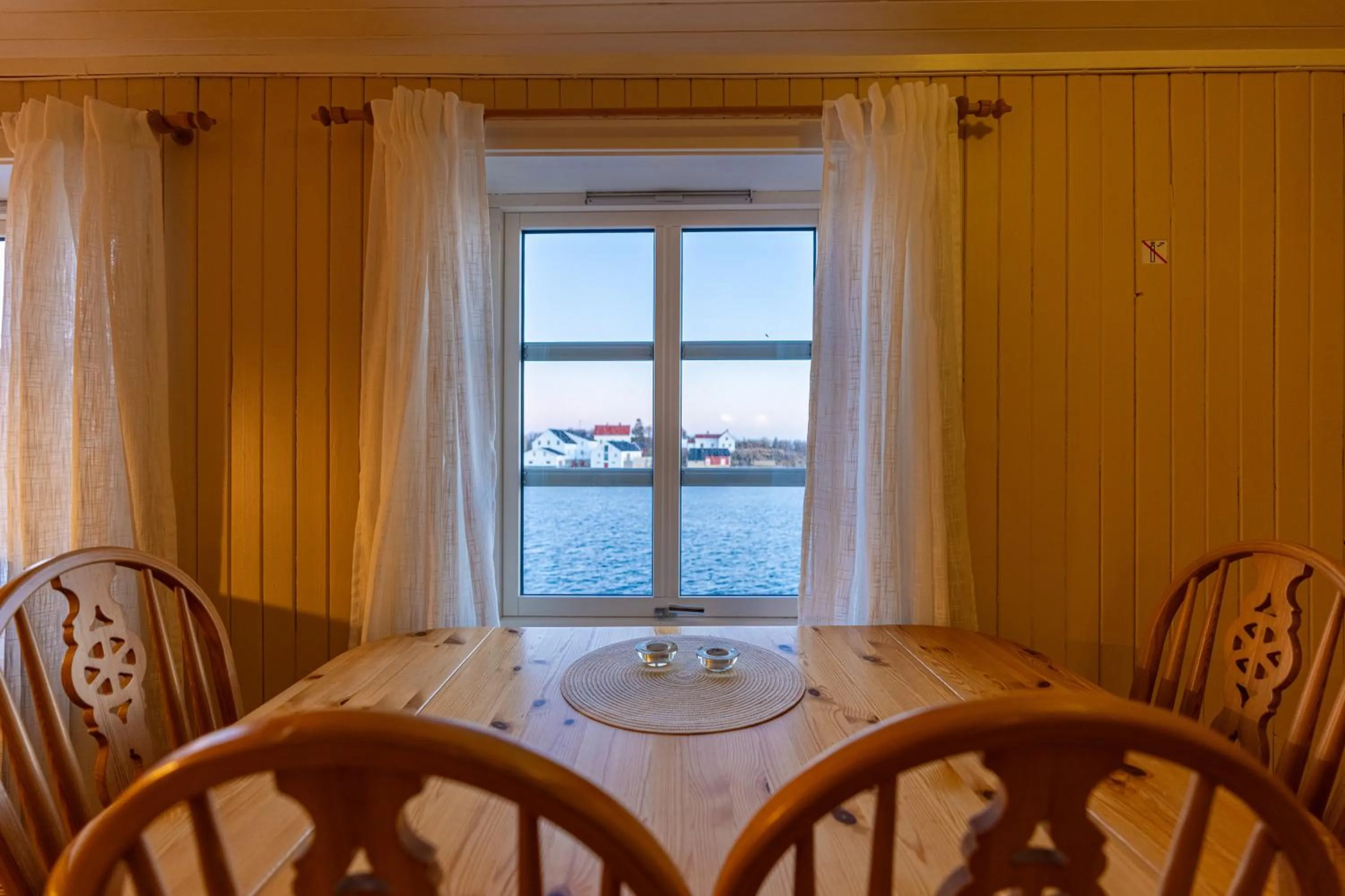 Living room in Henningsvær Rorbuer
