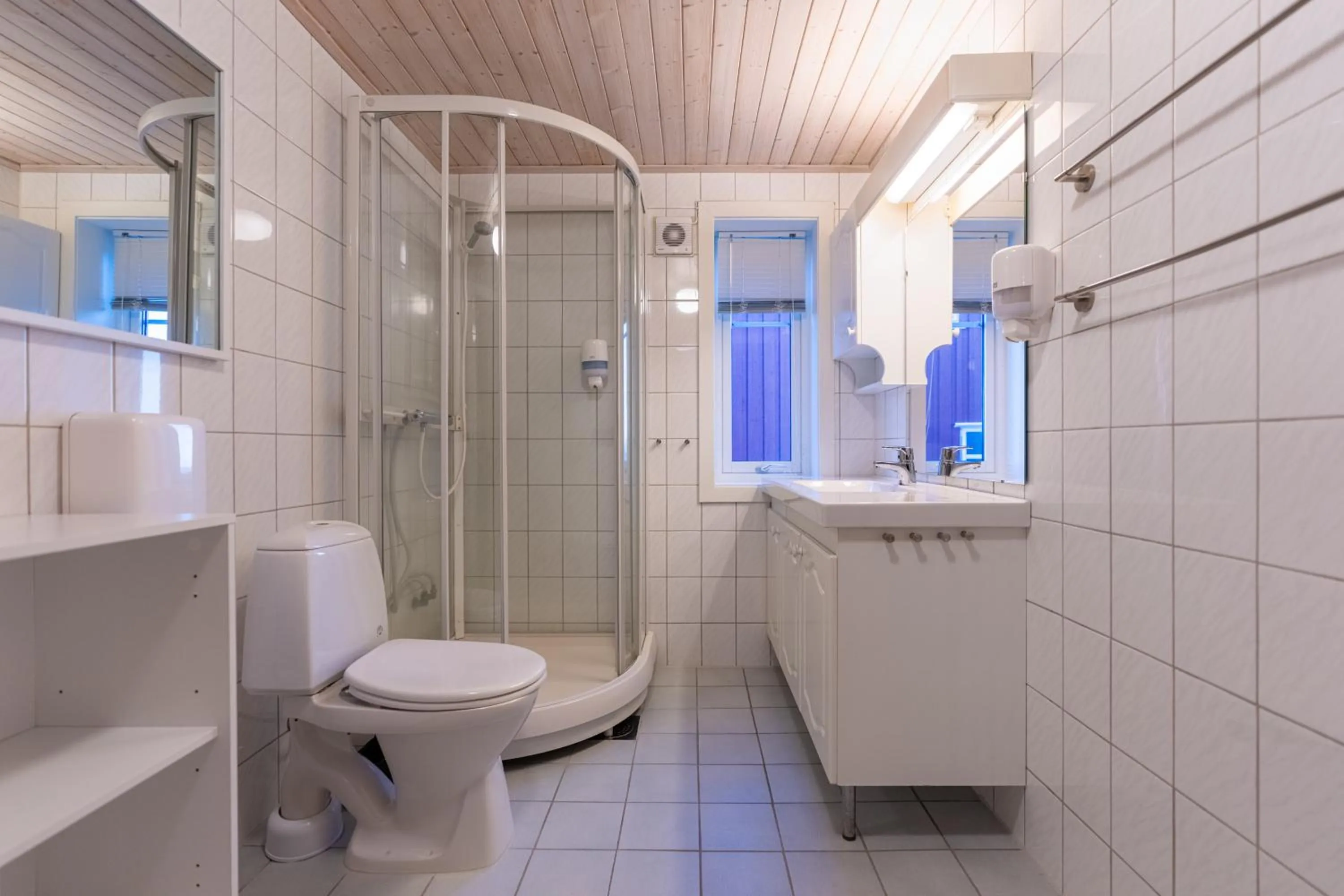 Shower in Henningsvær Rorbuer