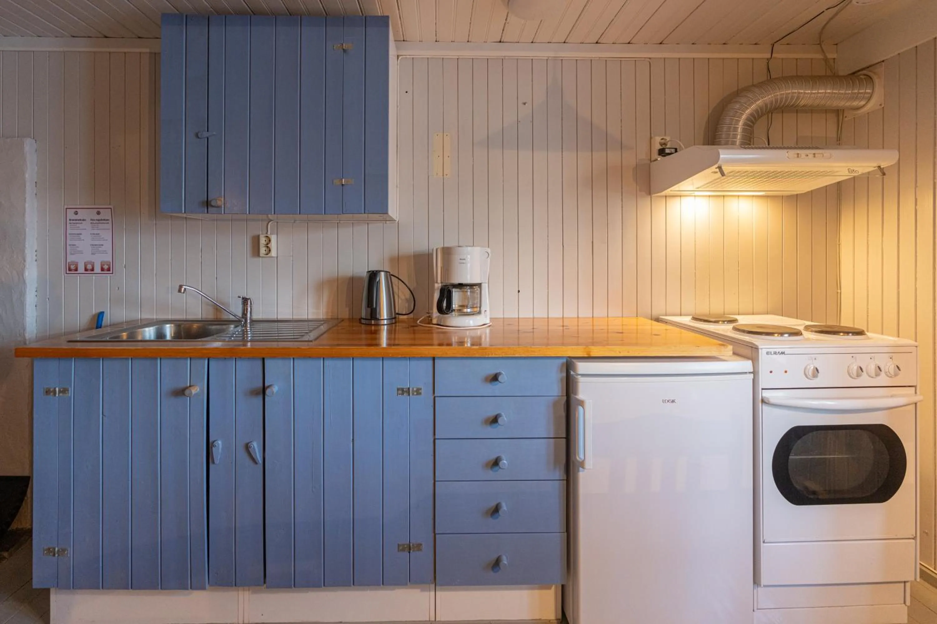 Kitchen or kitchenette in Henningsvær Rorbuer