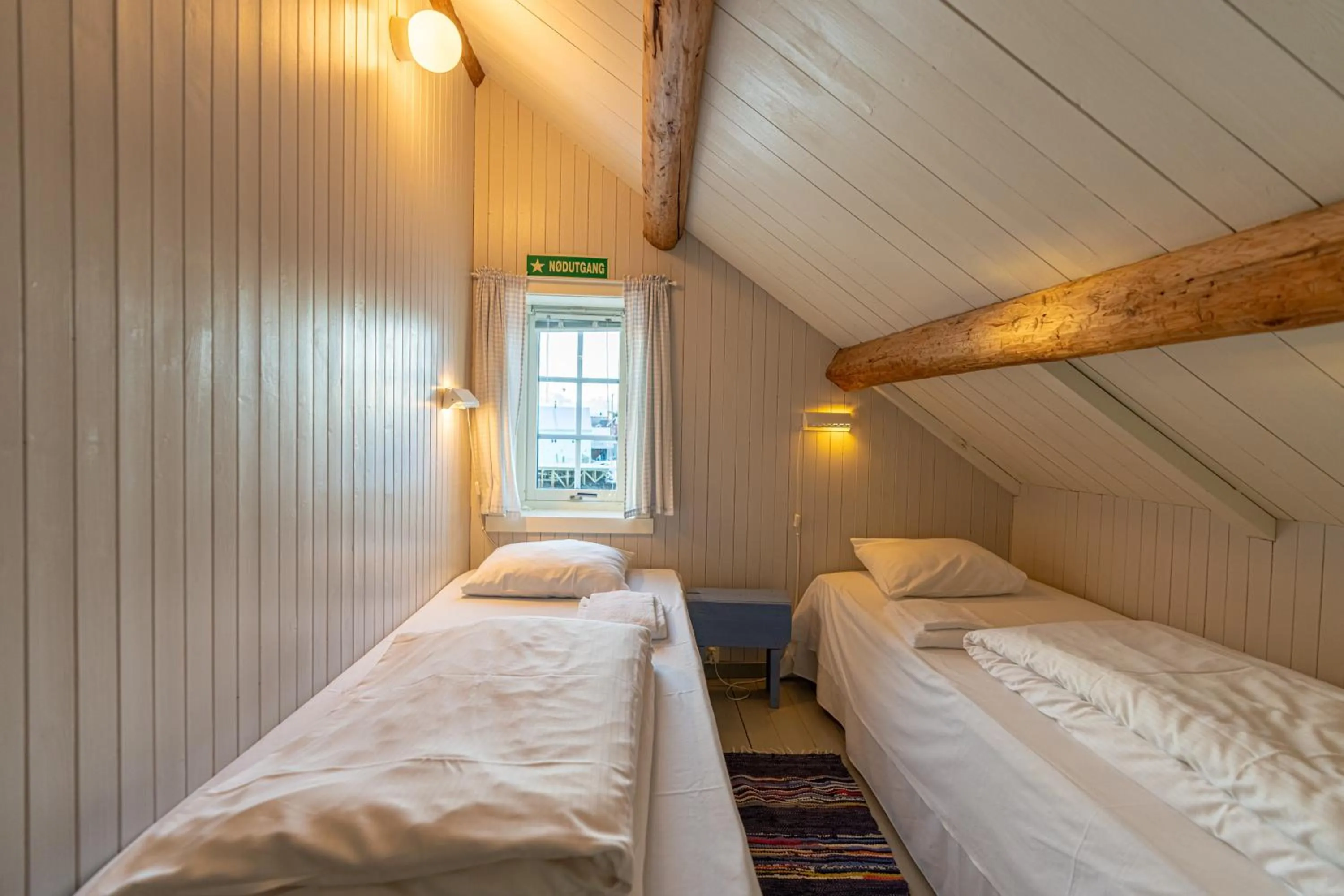 Bed in Henningsvær Rorbuer