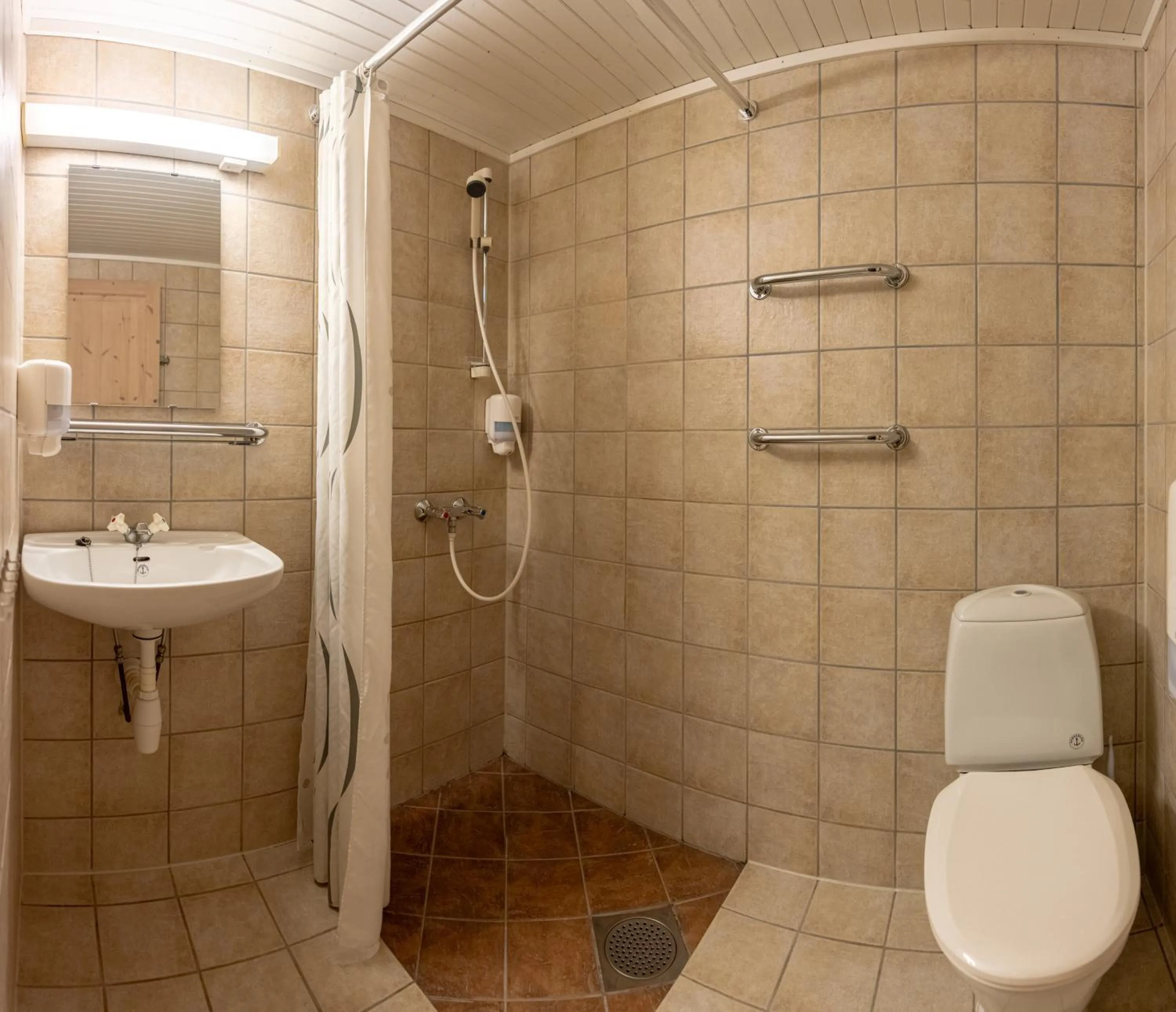 Shower in Henningsvær Rorbuer