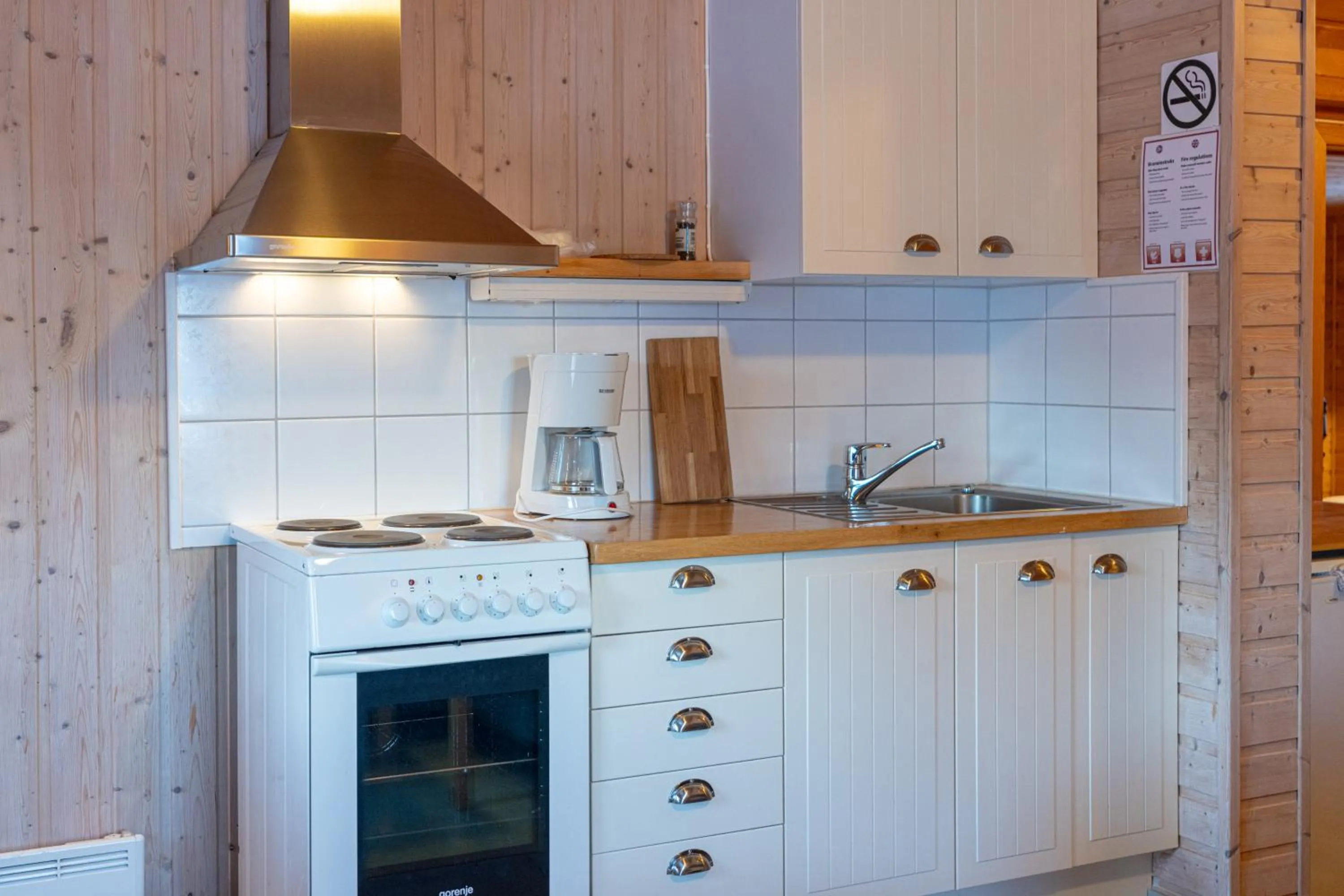 Kitchen or kitchenette in Henningsvær Rorbuer