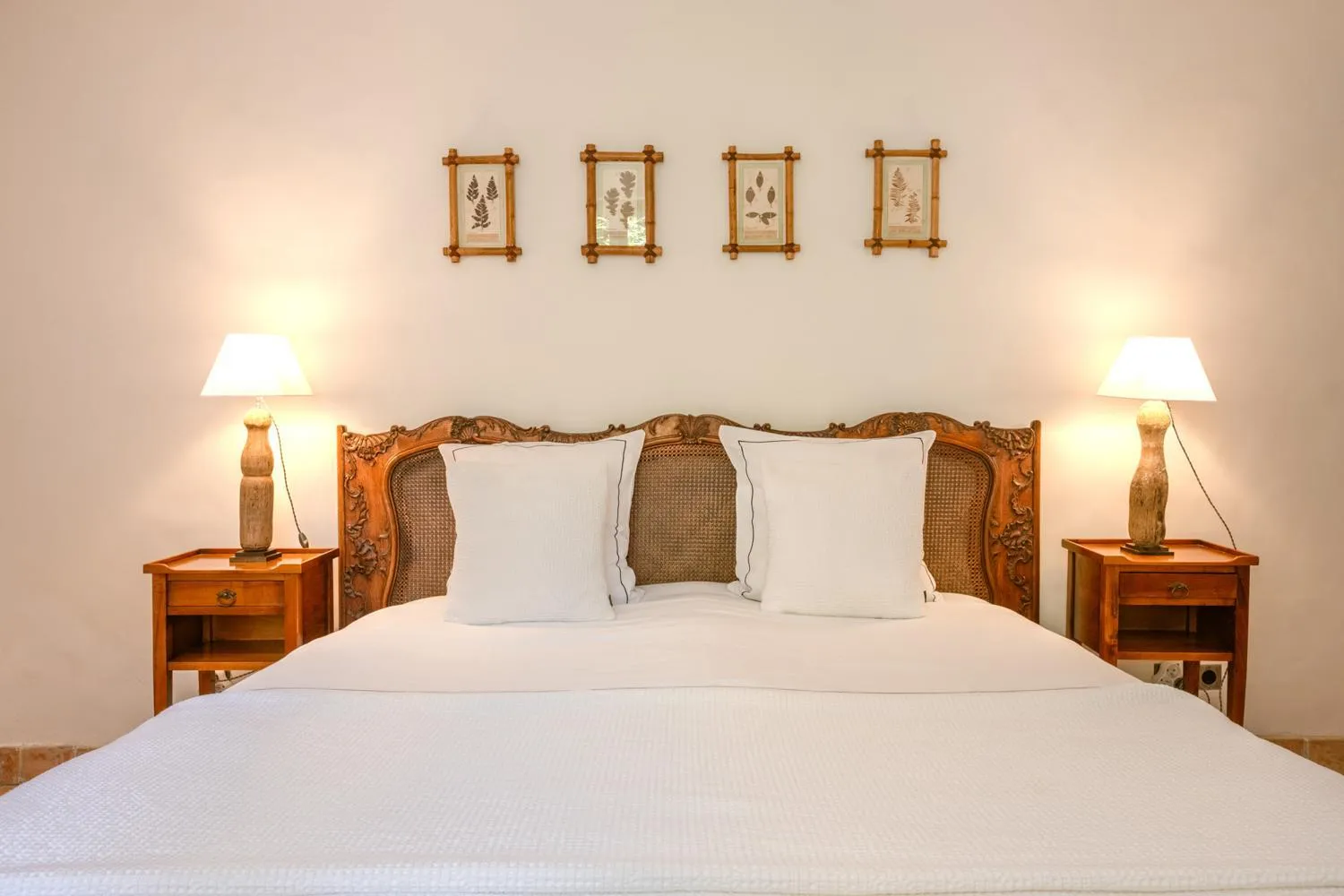 Photo of the whole room, Bed in Auberge Ostapé