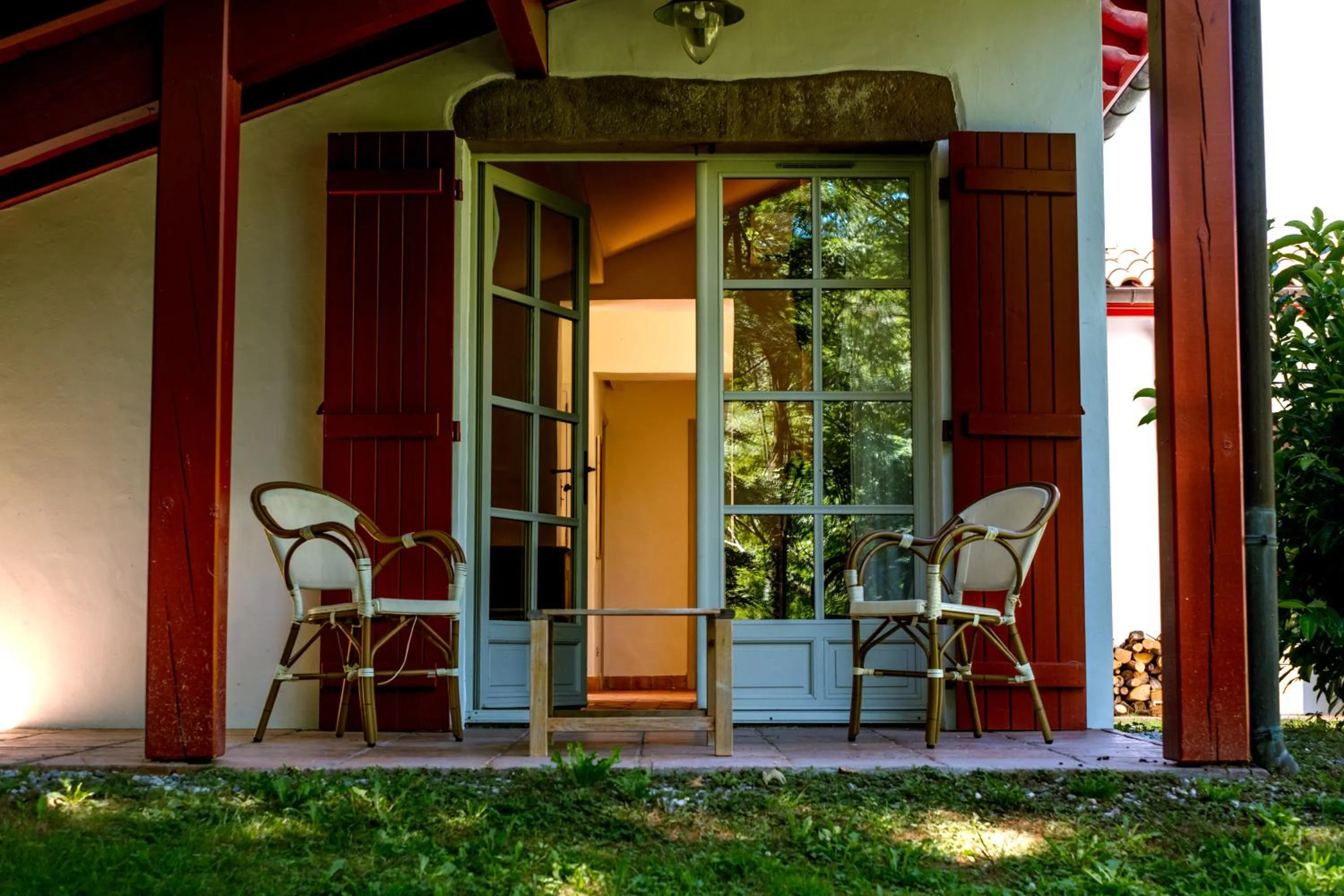 Facade/entrance in Auberge Ostapé