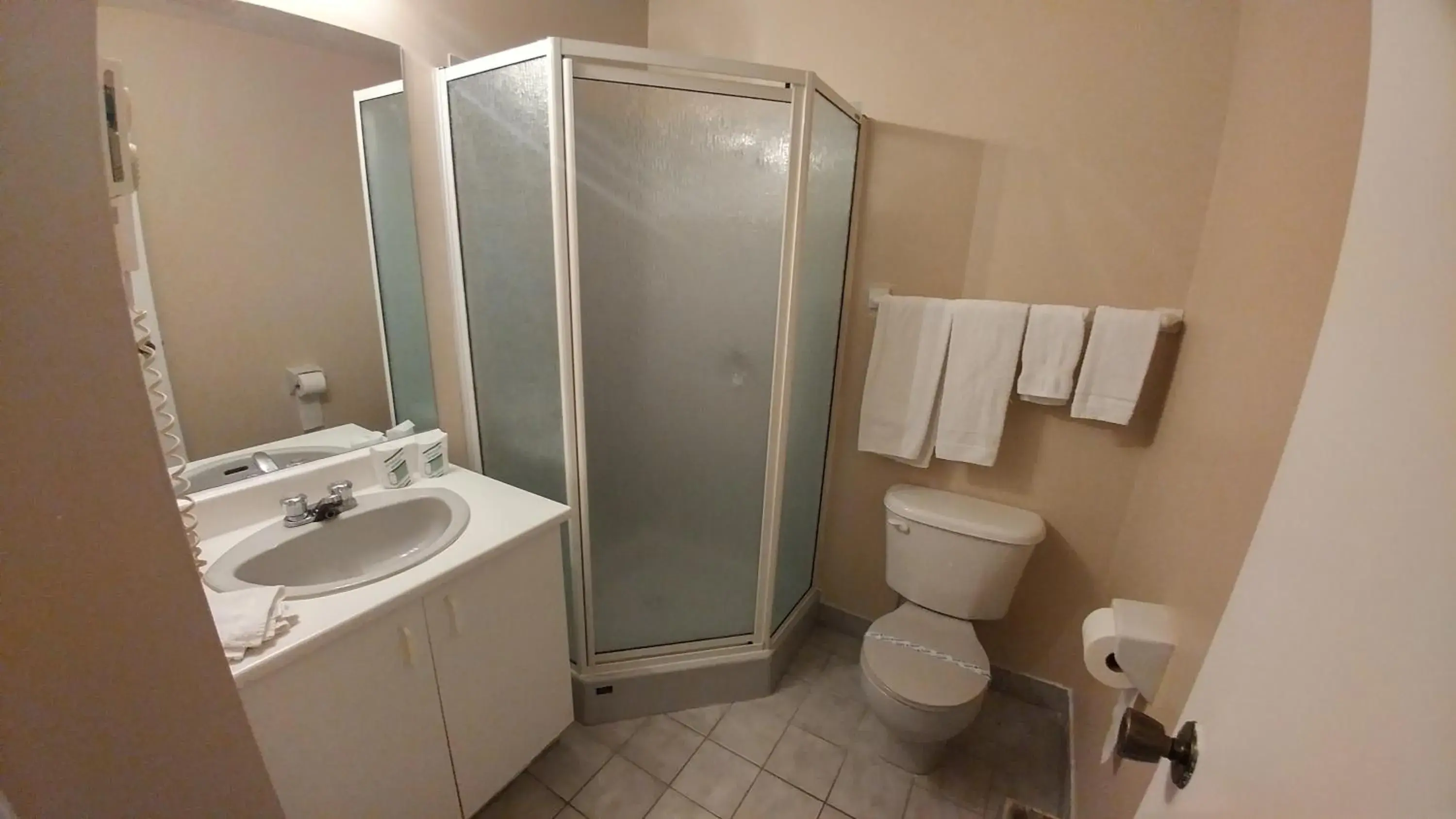 Suite with Two Queen Beds and Spa Bath - Non-Smoking in Hotel Motel Granby Suite with Two Queen Beds and Spa Bath - Non-Smoking in Hotel Motel Granby