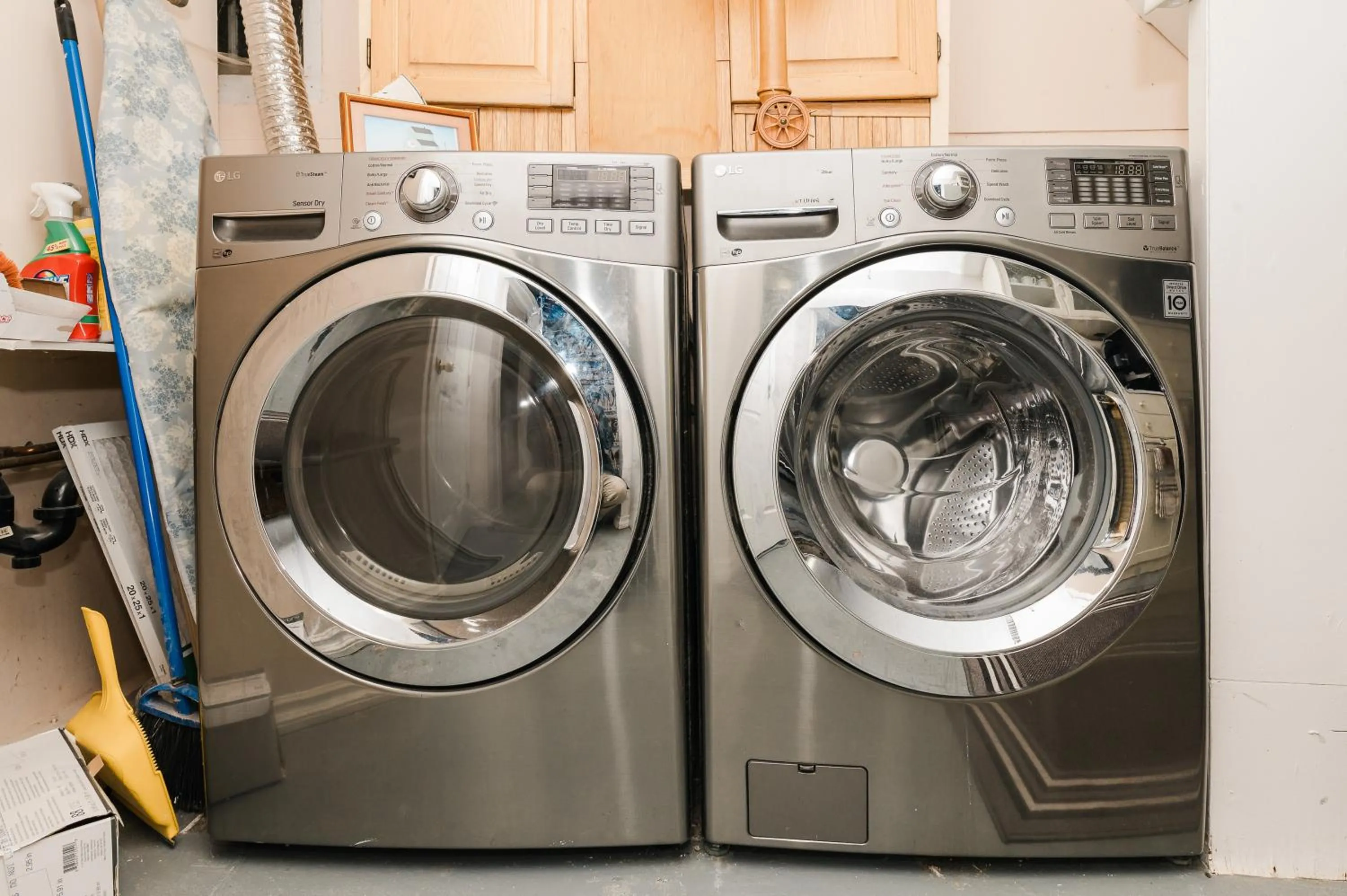 washing machine in Quaint & Cozy Accommodation