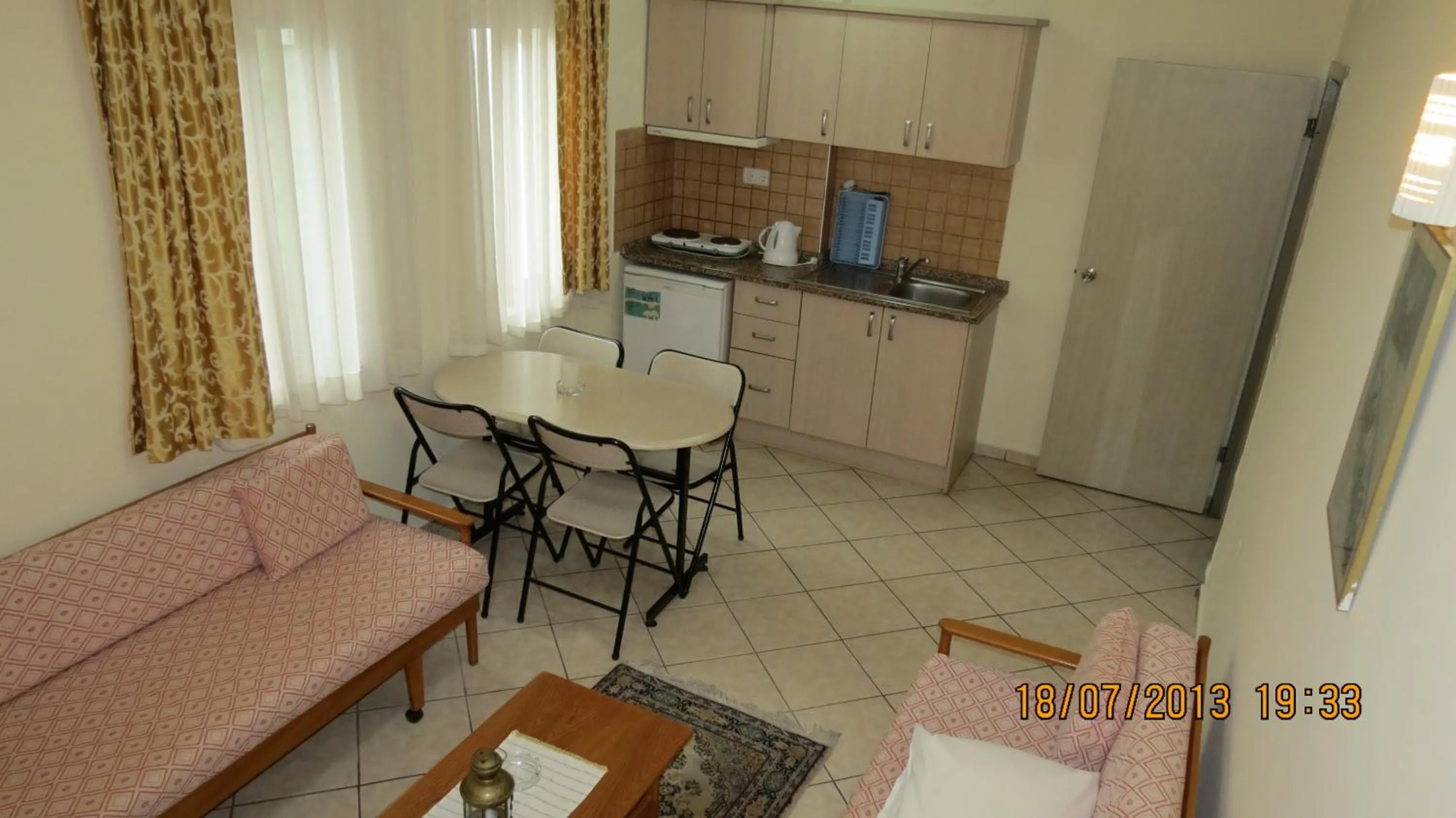 Photo of the whole room in Arya Otel