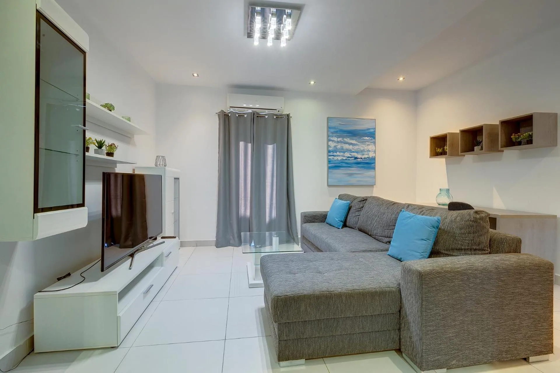 Idyllic Apartment just off the Promenade